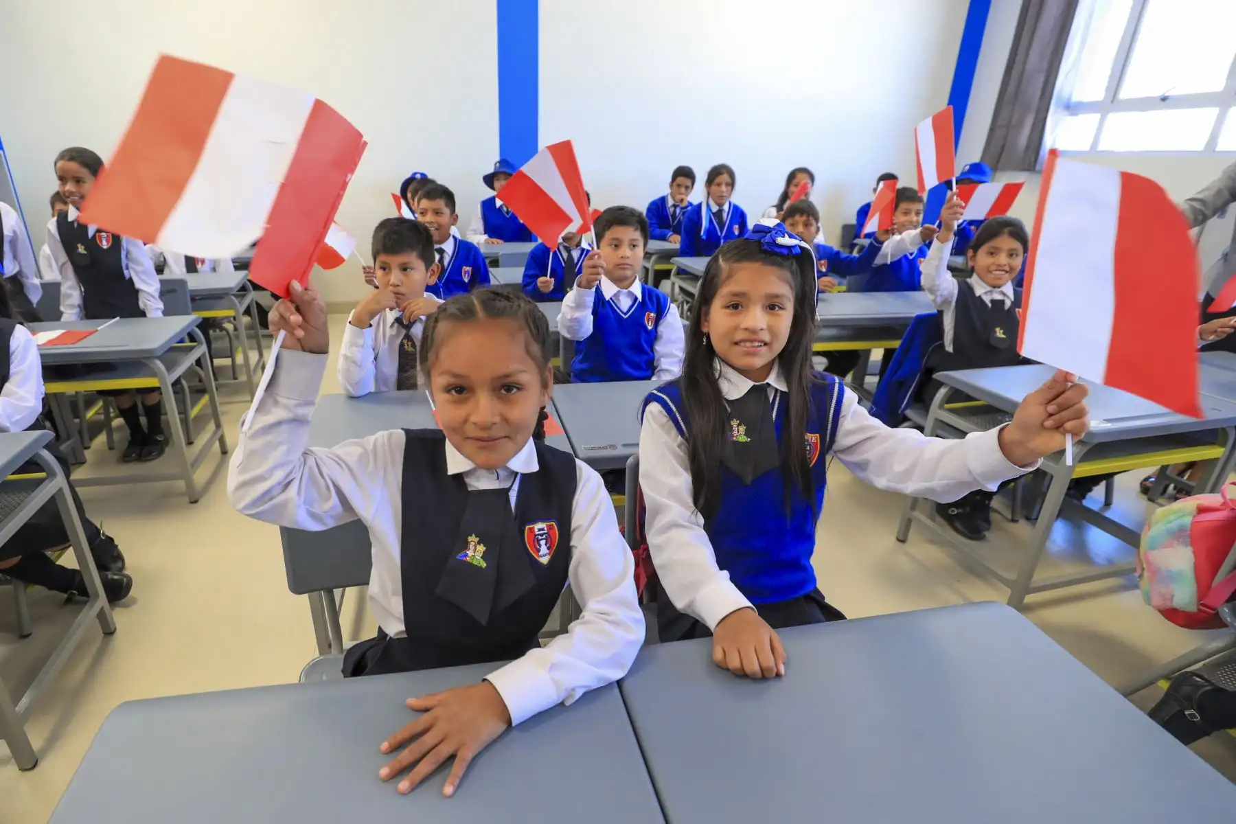 En Ayacucho, el premier Gustavo Adrianzén participó en la entrega de aulas a la Institución Educativa María Auxiliadora de Huanta y ratificó el compromiso del Gobierno con la promoción de la educación. Foto: ANDINA/PCM