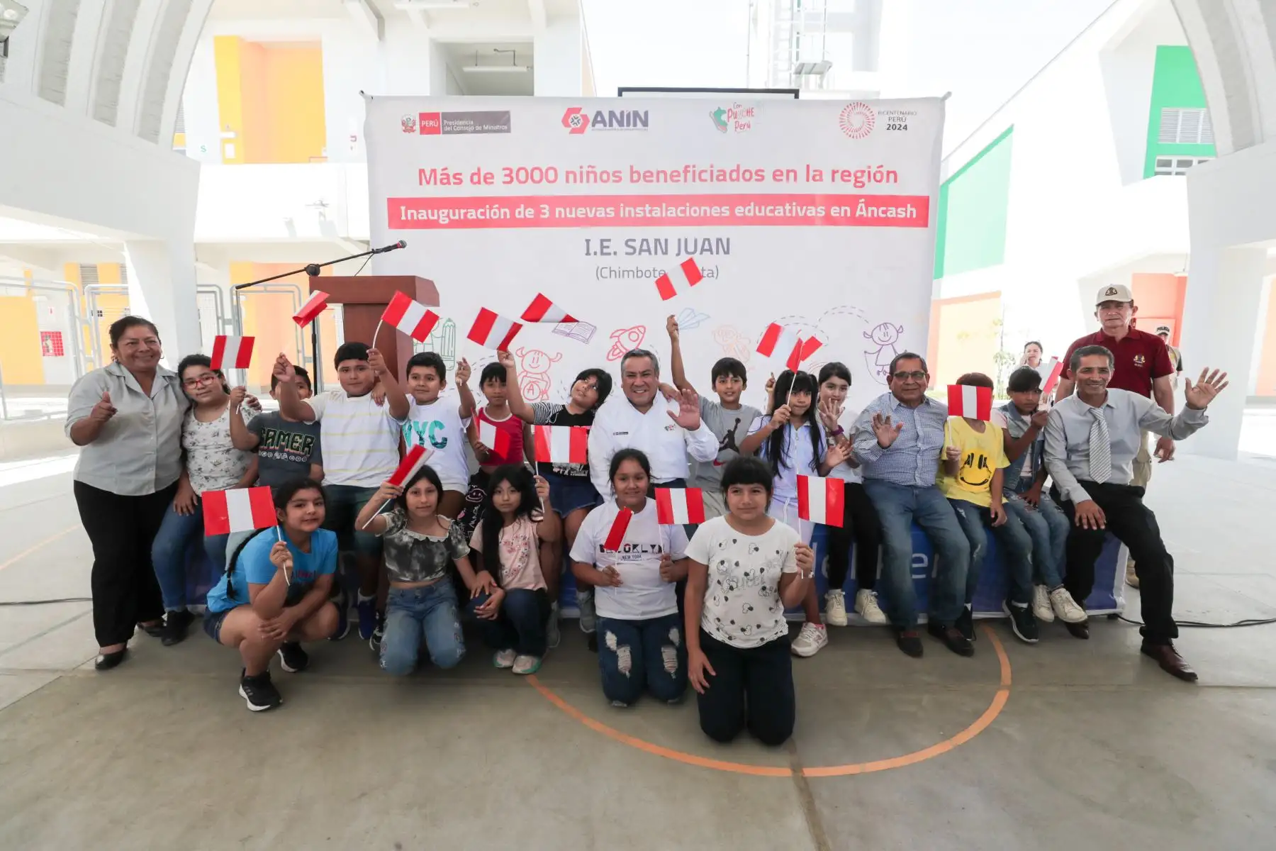 En una de sus primeras actividades, el premier Adrianzén inauguró la  institución educativa San Juan, obra gestionada por ANIN en beneficio de más de 600 estudiantes de inicial y primaria de Chimbote. Foto: ANDINA/PCM