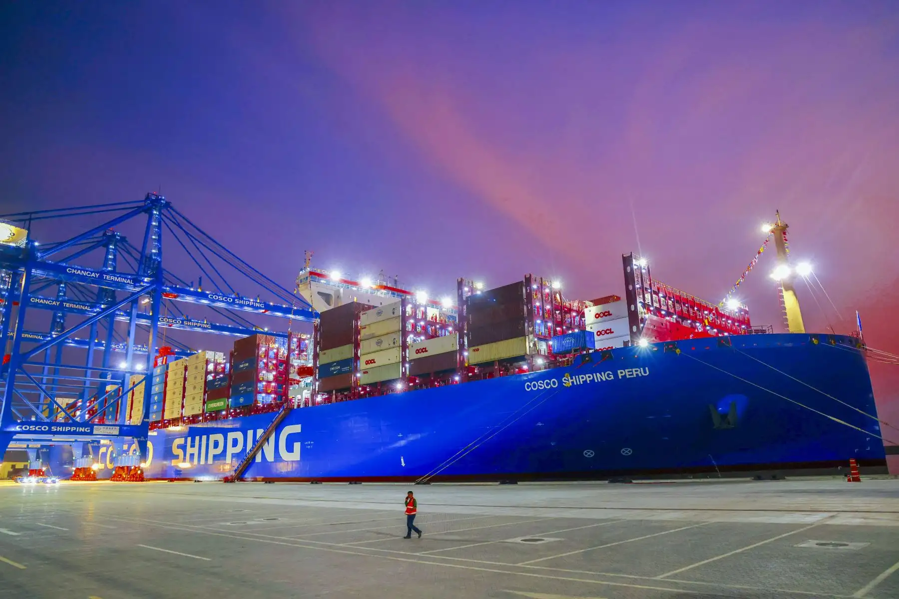 El premier Adrianzén resaltó que el megapuerto de Chancay está impulsando nuevas rutas exprés que reducirán los tiempos de envío y llegada de cargamentos, lo que beneficiará a nuestros exportadores y a la economía nacional. Foto: ANDINA/PCM