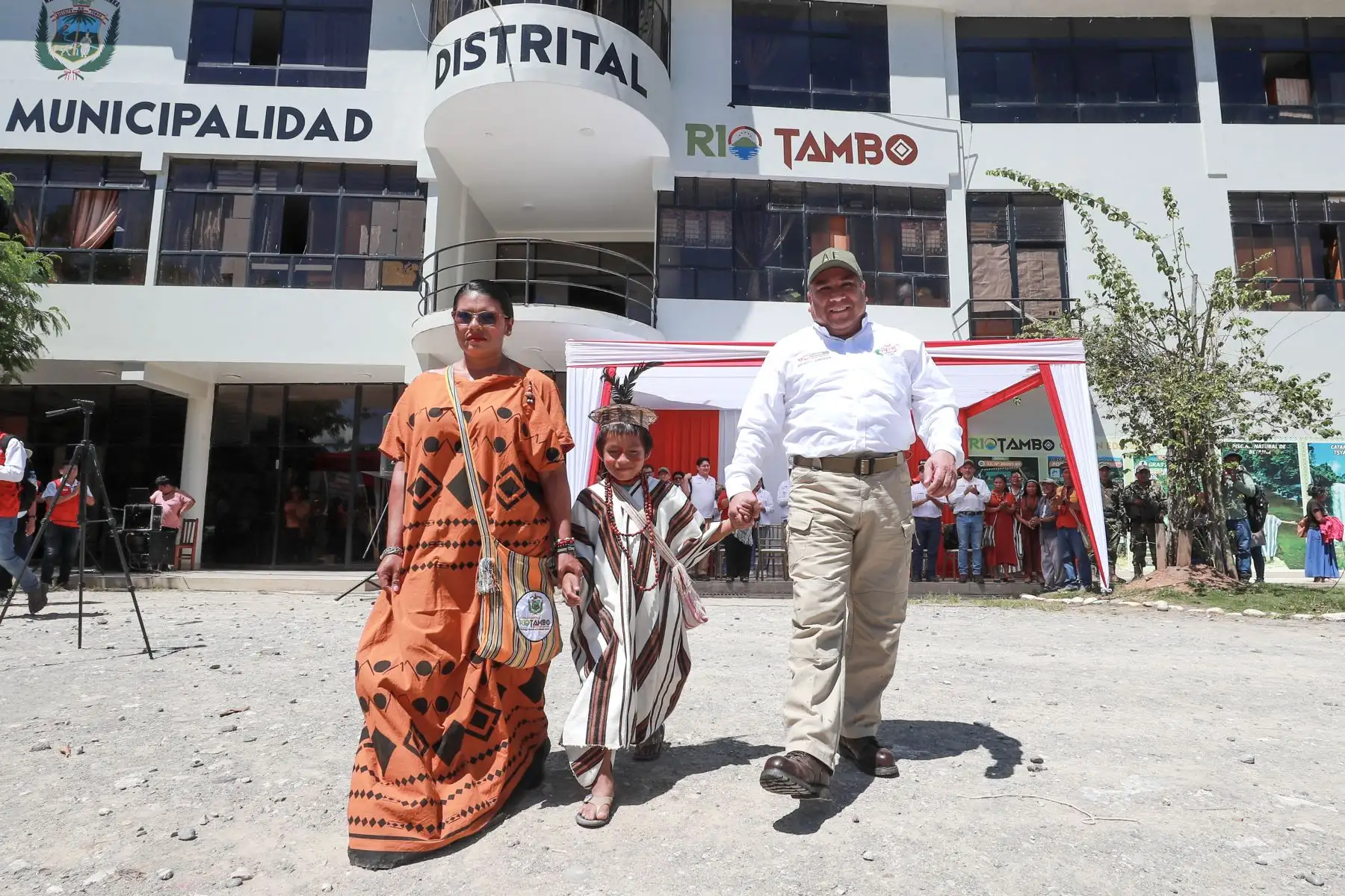 El premier Gustavo Adrianzén llegó al distrito de Río Tambo, en la provincia de Satipo, región Junín, con 20 toneladas de ayuda humanitaria para dicha localidad afectada por las lluvias intensas. Foto: ANDINA/PCM