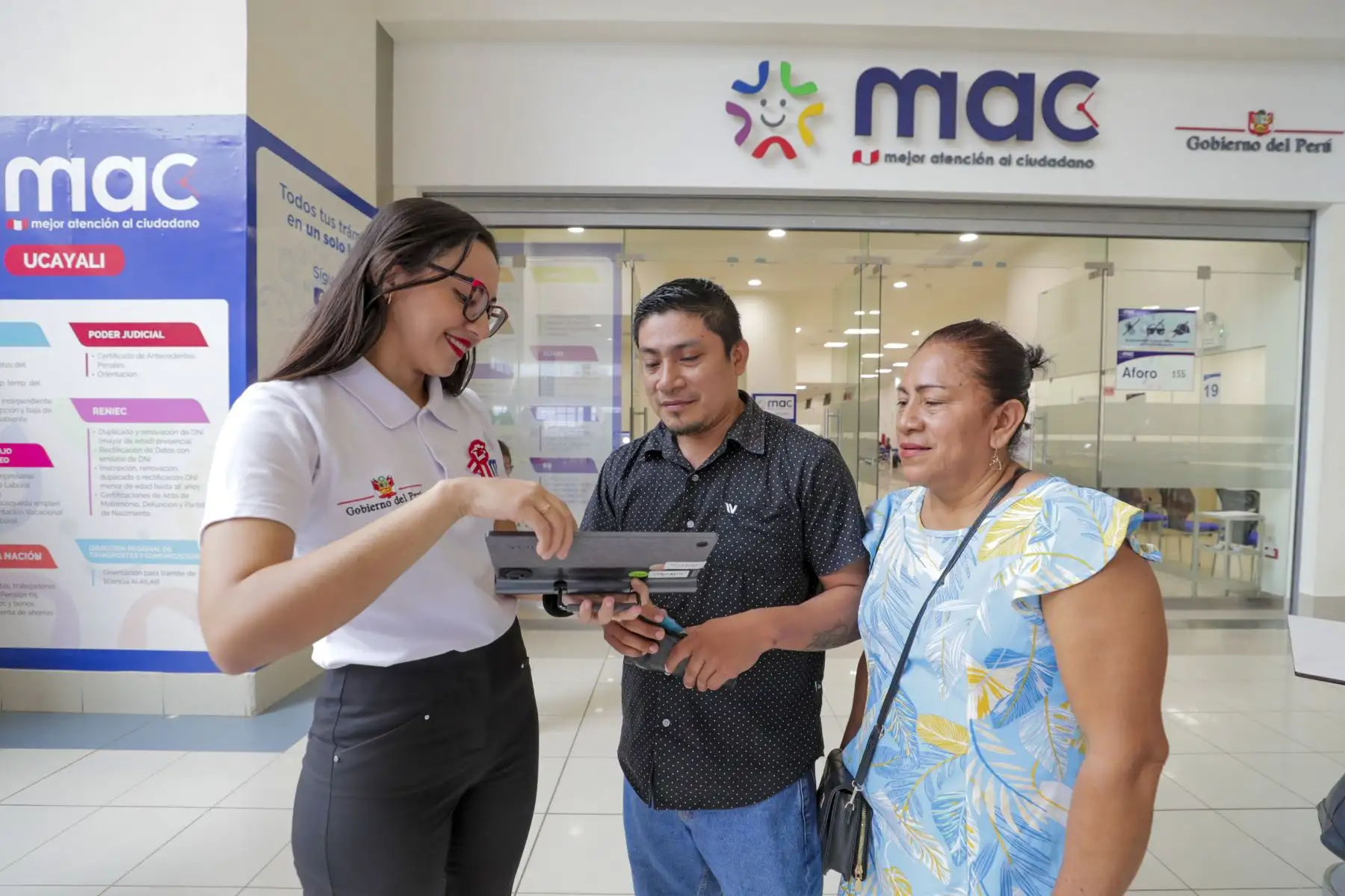 El premier Gustavo Adrianzén visitó el MAC Ucayali y verificó la atención a los ciudadanos y la rapidez de los trámites. Foto: ANDINA/PCM