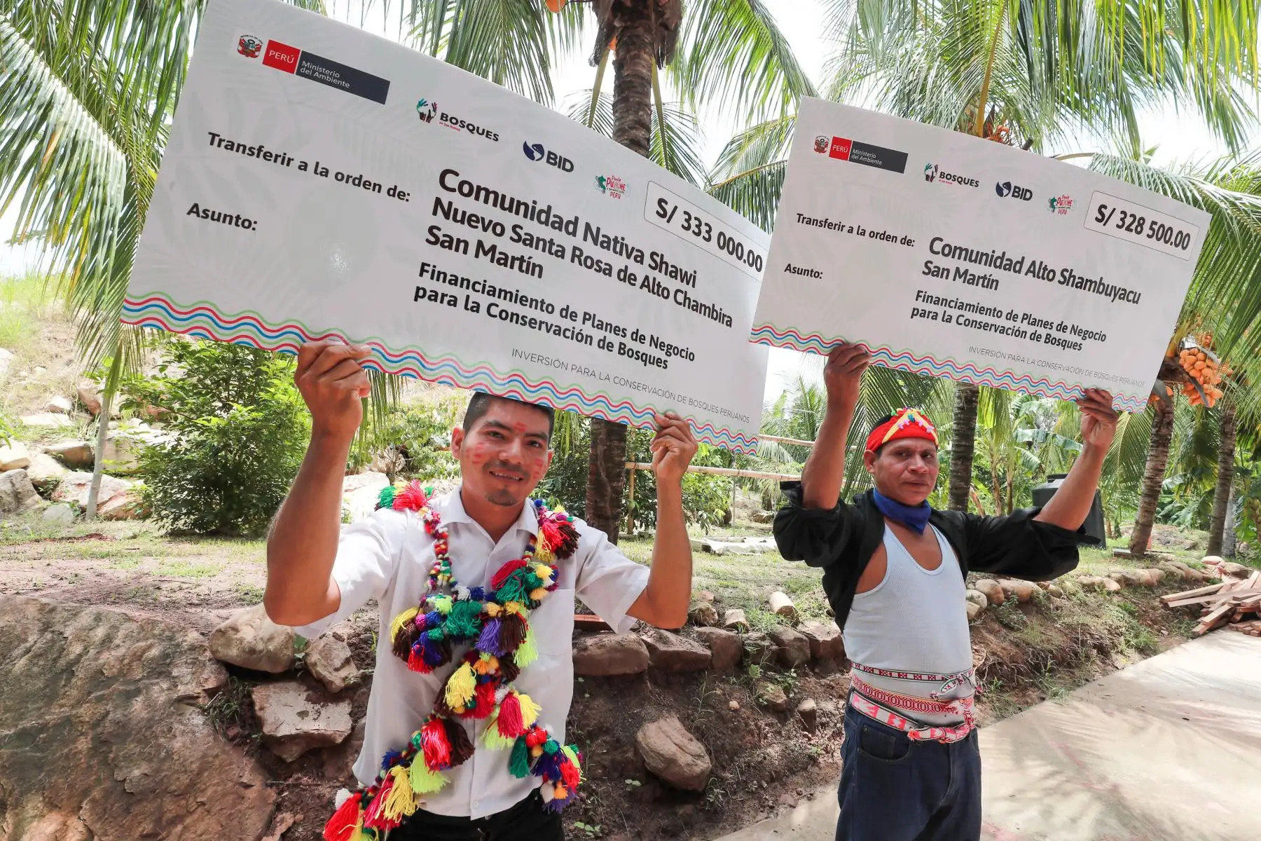 Este año, el premier Gustavo Adrianzén lideró la entrega de cheques valorizados en total en más de 9.6 millones de soles a comunidades nativas y productores de los bosques de Loreto, Madre de Dios y San Martín. Foto: ANDINA/PCM