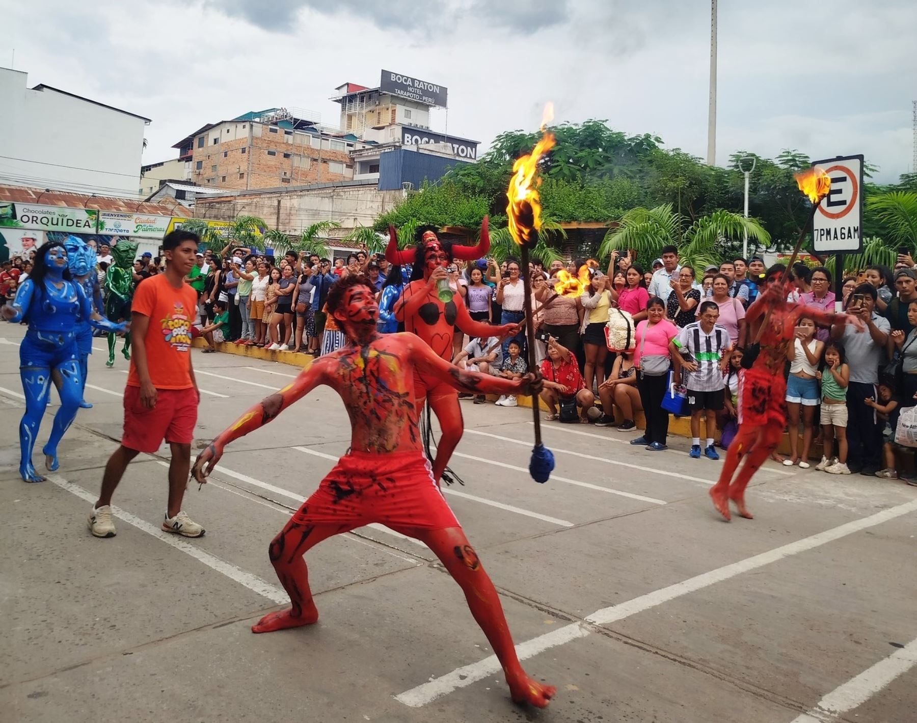 El colorido concurso de trimóviles mitológicos fue la última actividad del Carnaval Mitológico Tarapotino 2025. ANDINA/Difusión