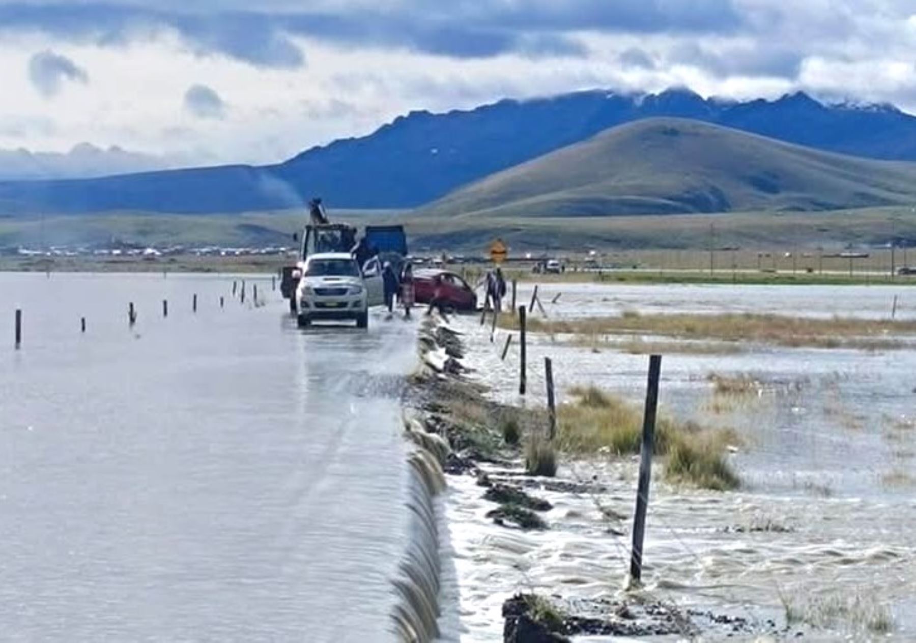 Puno soporta un periodo de lluvias de fuerte a extrema intensidad que han provocado el desborde de ríos que han inundado viviendas y terrenos de cultivo, aislado comunidades y destruido carreteras. ANDINA/Difusión