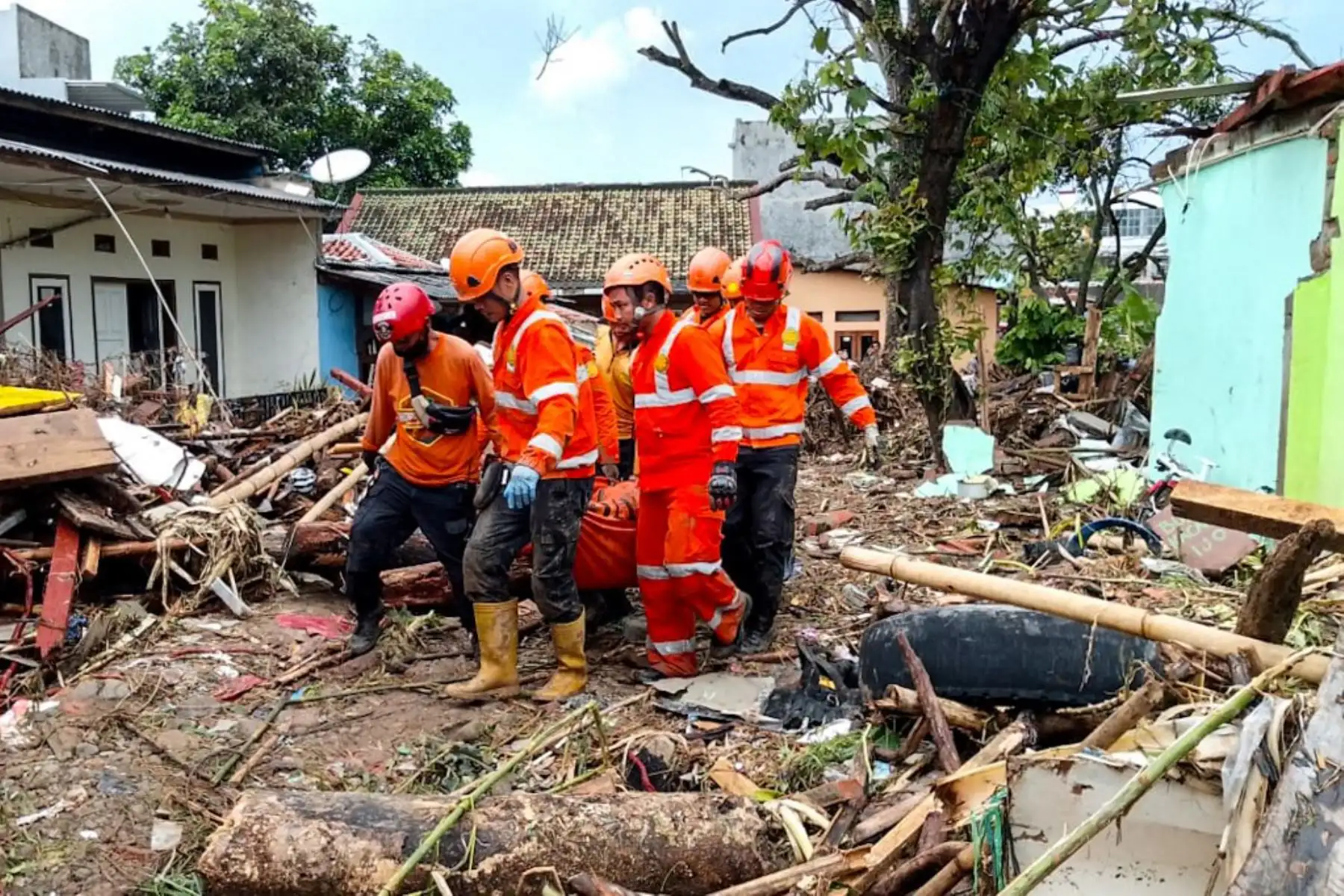Los equipos de rescate evacuan a las víctimas de las inundaciones en la aldea de Gumelar en Sukabumi, Java Occidental, después de que una inundación repentina azotara la aldea. Foto: AFP