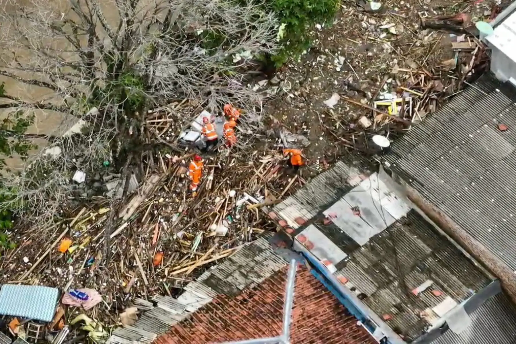 Equipo de rescate evacuando a las víctimas de las inundaciones en la aldea de Gumelar en Sukabumi, Java Occidental, después de que una inundación repentina azotara la aldea. Foto: AFP