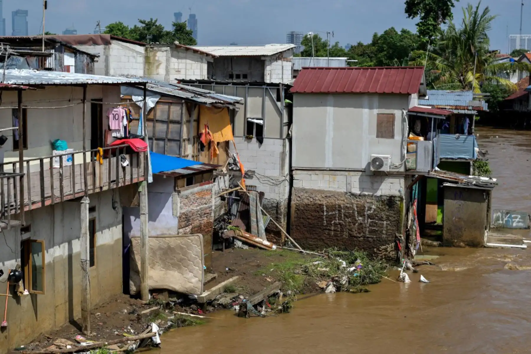 Los residentes limpian sus casas tras las graves inundaciones en Yakarta. Foto. AFP