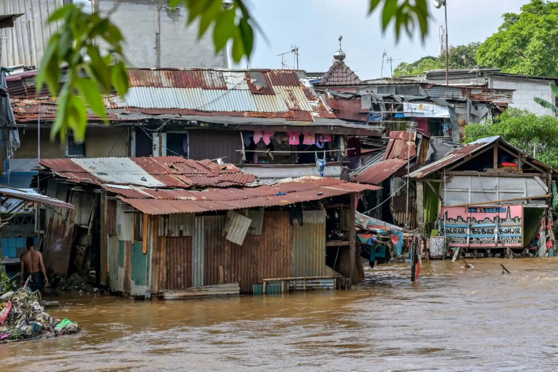 Los residentes limpian sus casas tras las graves inundaciones en Yakarta. Foto. AFP