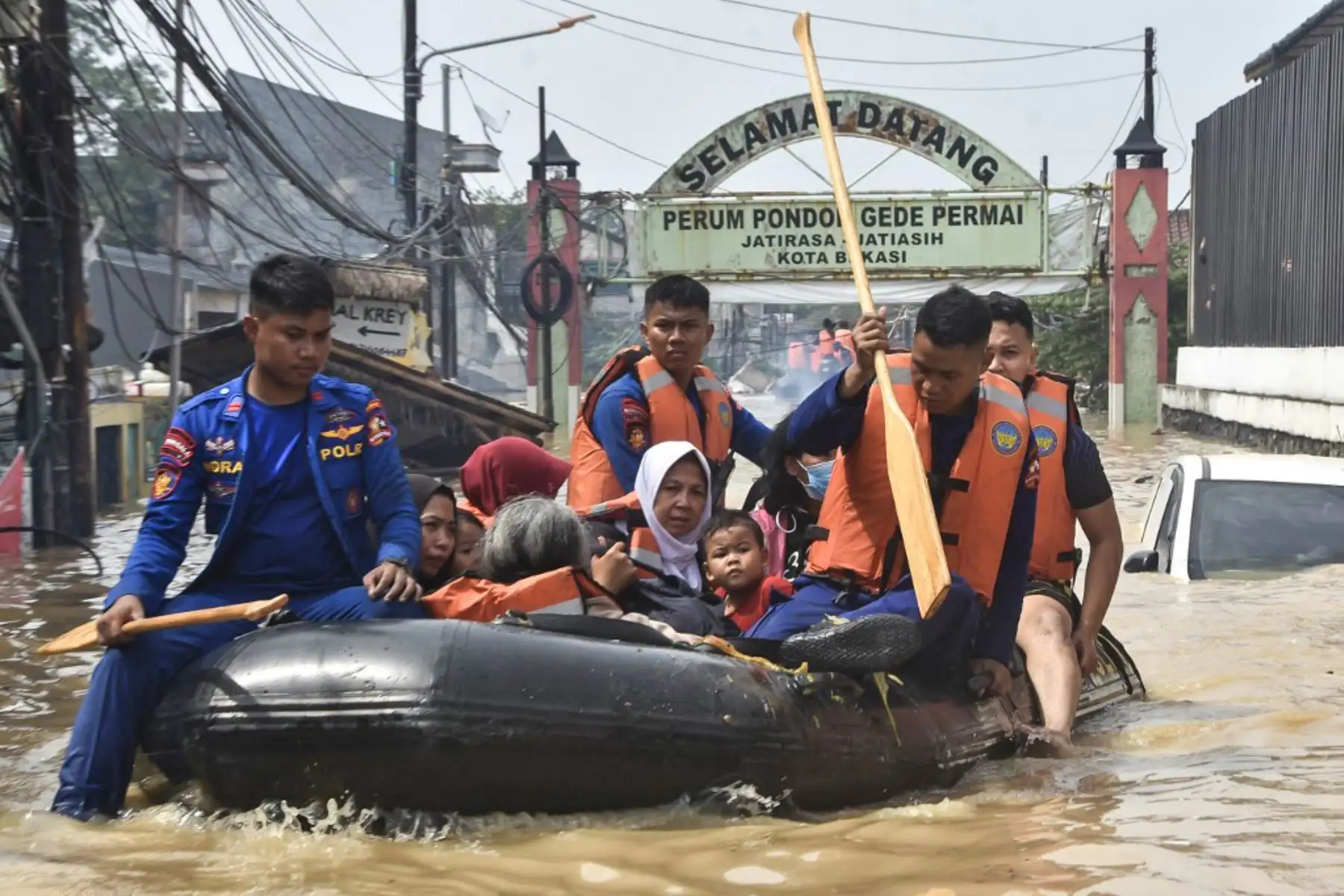Los equipos de rescate evacuan a personas cuyas casas se inundaron en el complejo de viviendas Pondok Gede Permai en Bekasi, Java Occidental. Foto: AFP