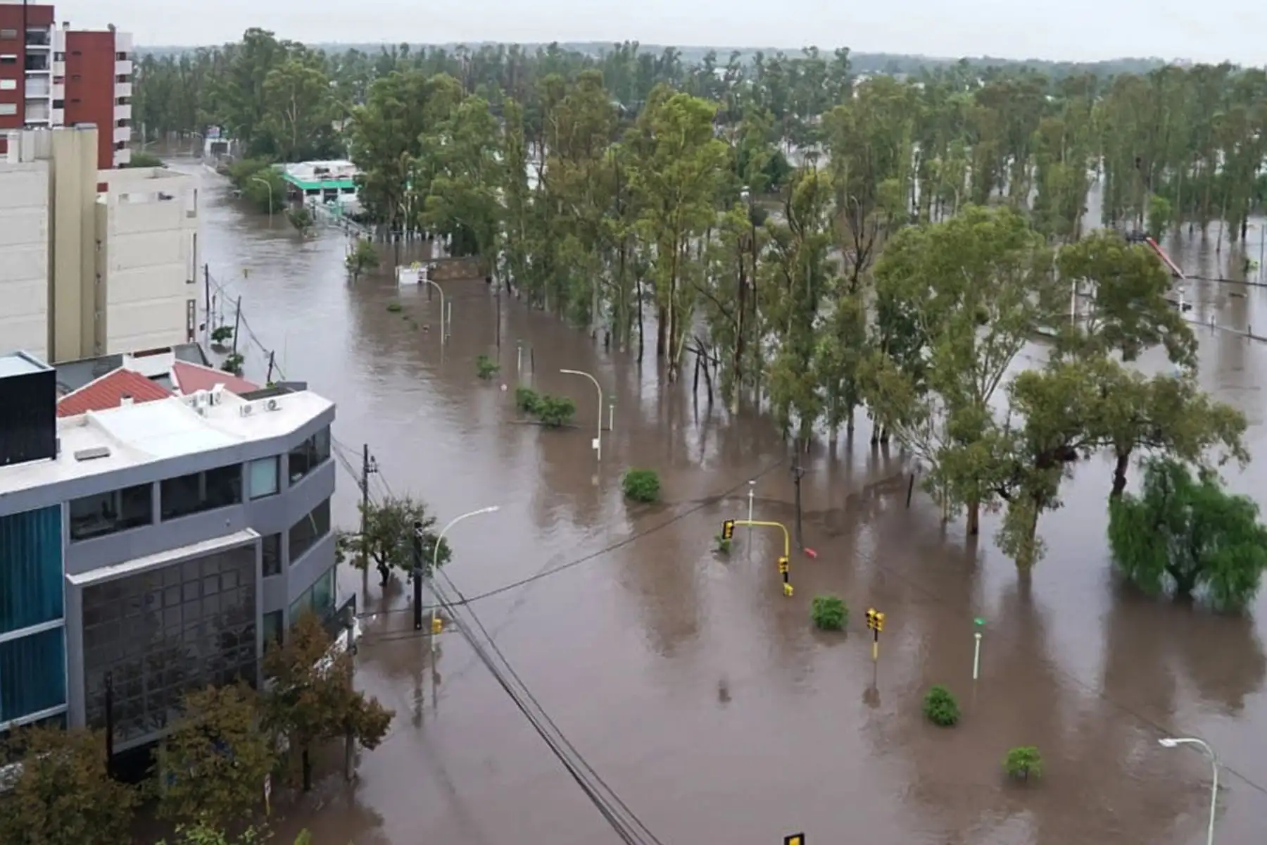 Las intensas lluvias caídas en la madrugada de este viernes dejaron bajo el agua a amplios sectores de la ciudad argentina de Bahía Blanca, situada a 650 kilómetros al sur de Buenos Aires.
 Foto: EFE