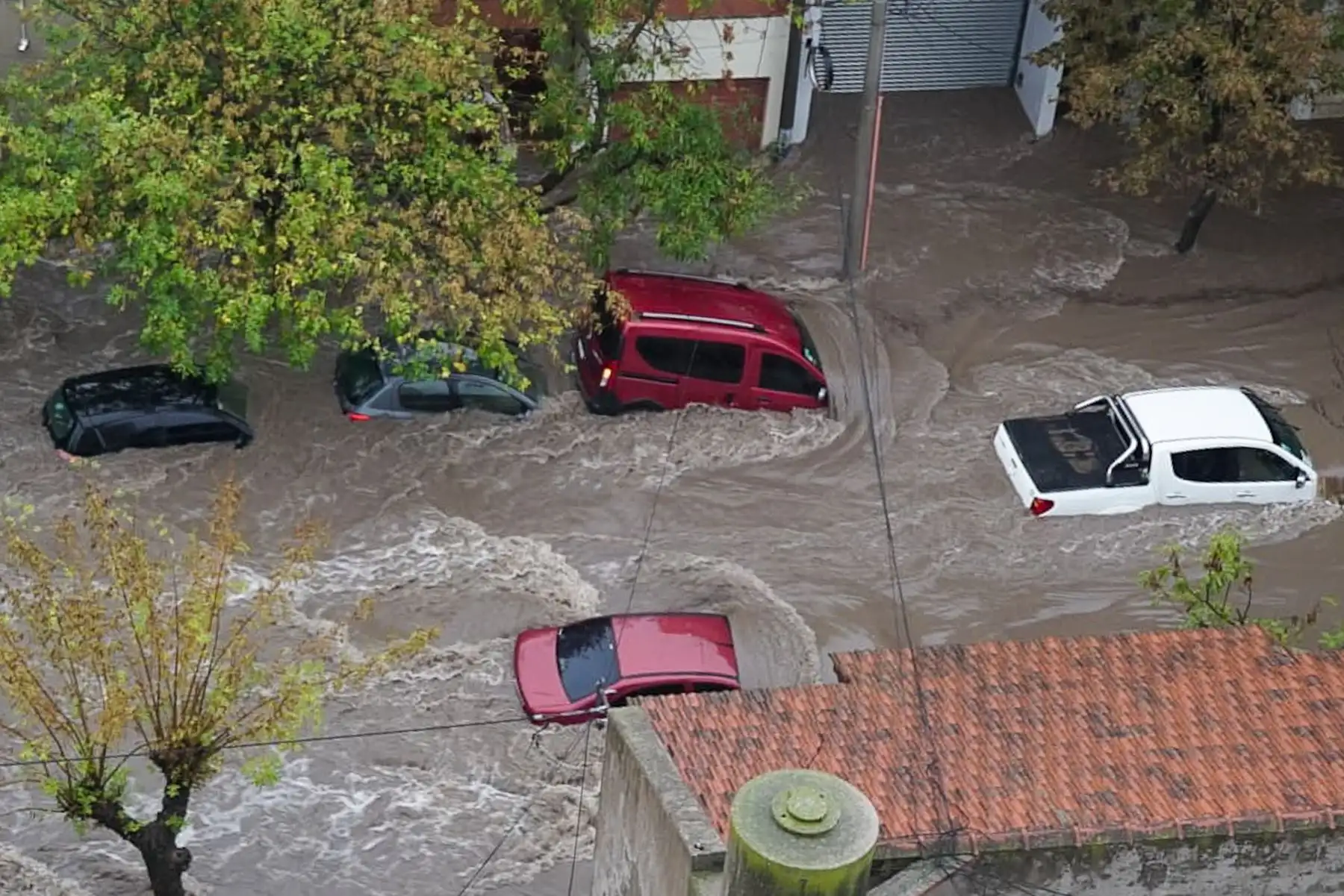 Las intensas lluvias caídas en la madrugada de este viernes dejaron bajo el agua a amplios sectores de la ciudad argentina de Bahía Blanca, situada a 650 kilómetros al sur de Buenos Aires.
 Foto: EFE