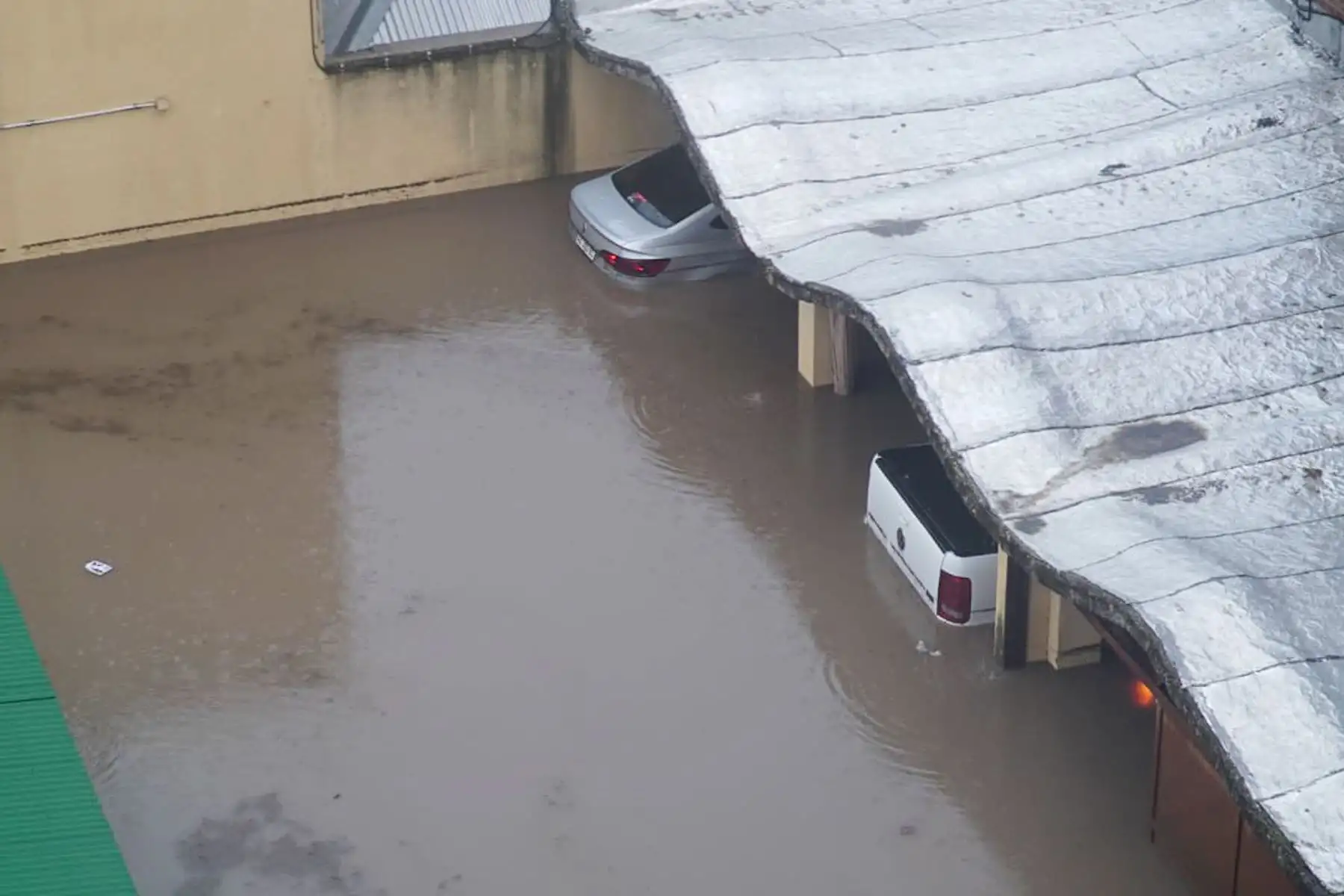 El Gobierno municipal informó que de momento se han evacuado a 40 familias, y "se procesan una muy importante cantidad de llamadas de asistencia en todas las líneas, pudiendo producirse una saturación de las mismas".
 Foto: EFE