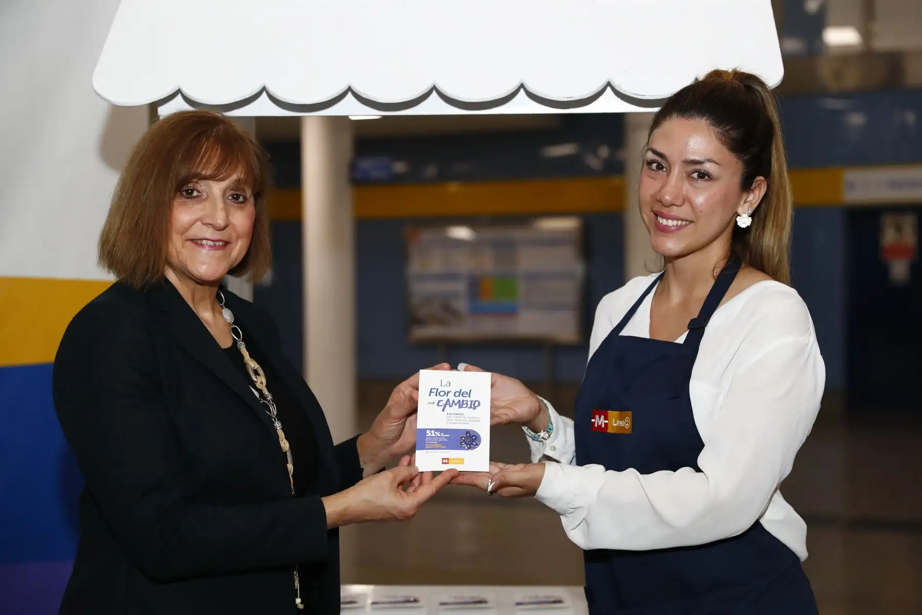 La gerente general de la Línea 2 del Metro de Lima y Callao, Carmen Deulofeu, estuvo presente durante la entrega gratuita de la Flor del Cambio a las usuarias mujeres de la Linea 2 en la estación Evitamiento de Santa Anita, a un día de celebrarse el Día Internacional de la Mujer. Foto: ANDINA/Daniel Bracamonte