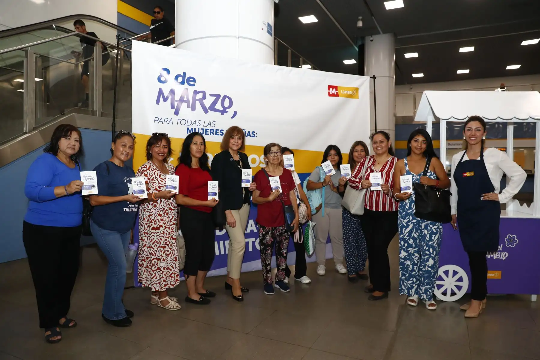 A solo un día de celebrarse el Día Internacional de la Mujer, la Línea 2 del Metro de Lima y Callao, desde la estación Evitamiento en Santa Anita, obsequió a las usuarias mujeres que transitaban por la ahí la Flor del Cambio, un simbólico pin de color azul para recordar a las mujeres en su día, y que era entregado desde un módulo instalado dentro de la estación. Foto: ANDINA/Daniel Bracamonte