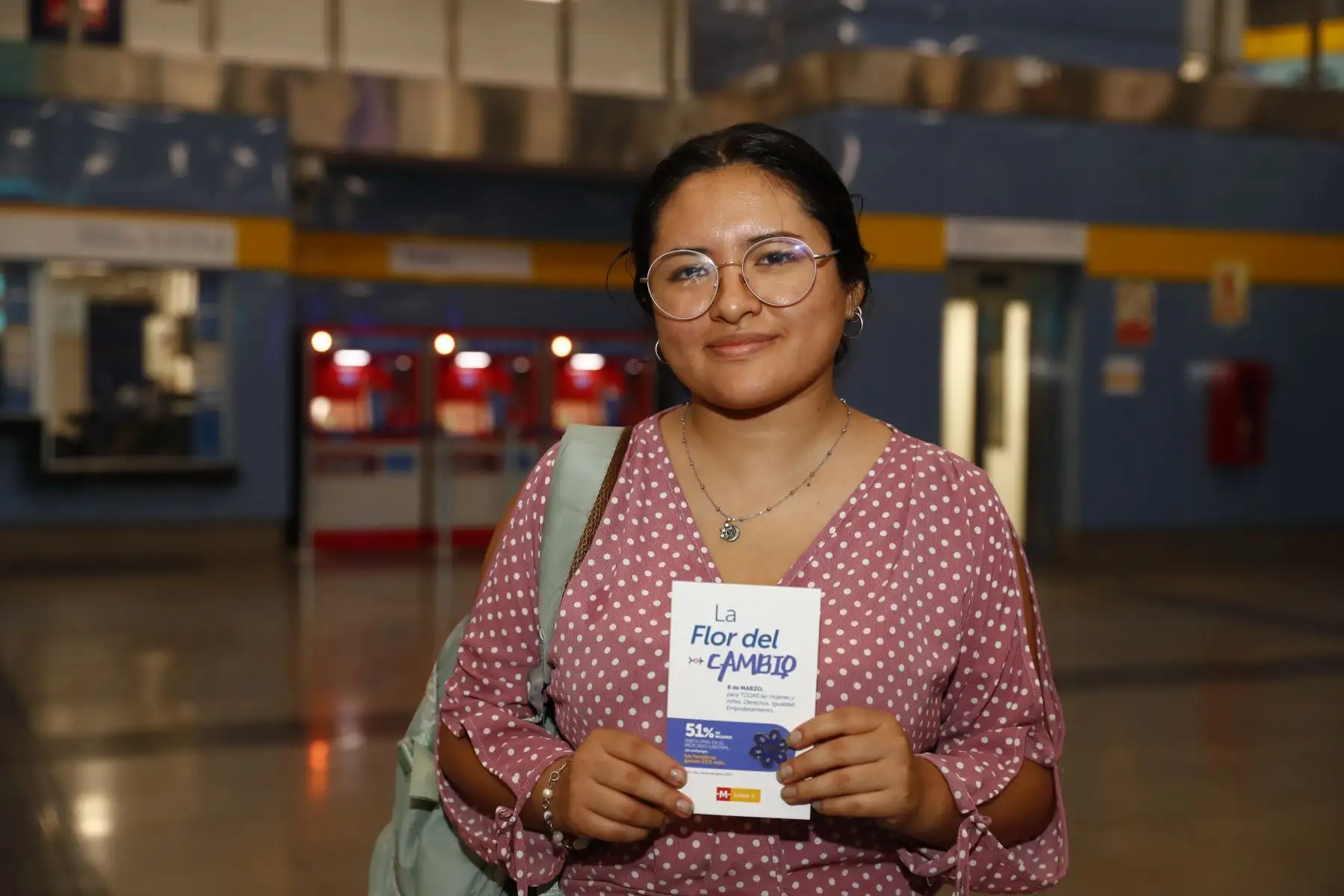 A solo un día de celebrarse el Día Internacional de la Mujer, la Línea 2 del Metro de Lima y Callao, desde la estación Evitamiento en Santa Anita, obsequió a las usuarias mujeres que transitaban por la ahí la Flor del Cambio, un simbólico pin de color azul para recordar a las mujeres en su día, y que era entregado desde un módulo instalado dentro de la estación. Foto: ANDINA/Daniel Bracamonte
