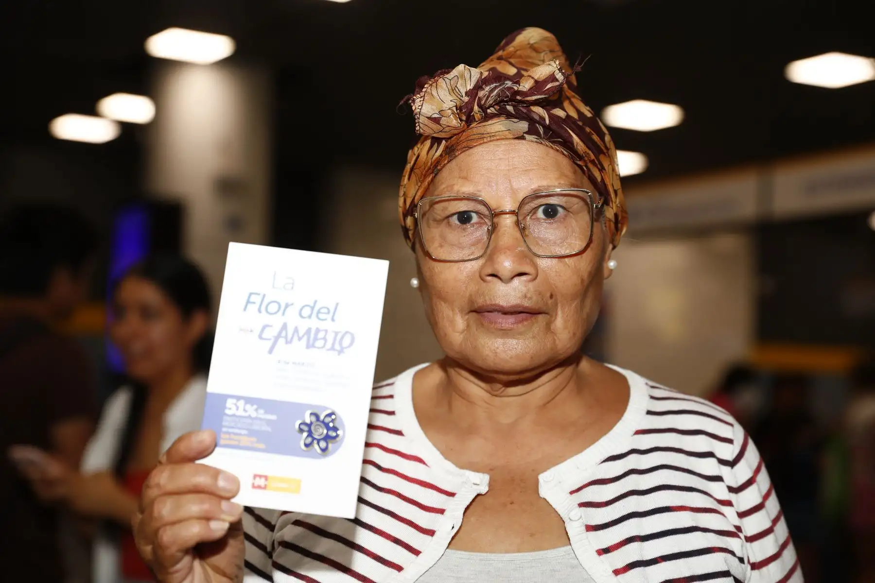 A solo un día de celebrarse el Día Internacional de la Mujer, la Línea 2 del Metro de Lima y Callao, desde la estación Evitamiento en Santa Anita, obsequió a las usuarias mujeres que transitaban por la ahí la Flor del Cambio, un simbólico pin de color azul para recordar a las mujeres en su día, y que era entregado desde un módulo instalado dentro de la estación. Foto: ANDINA/Daniel Bracamonte