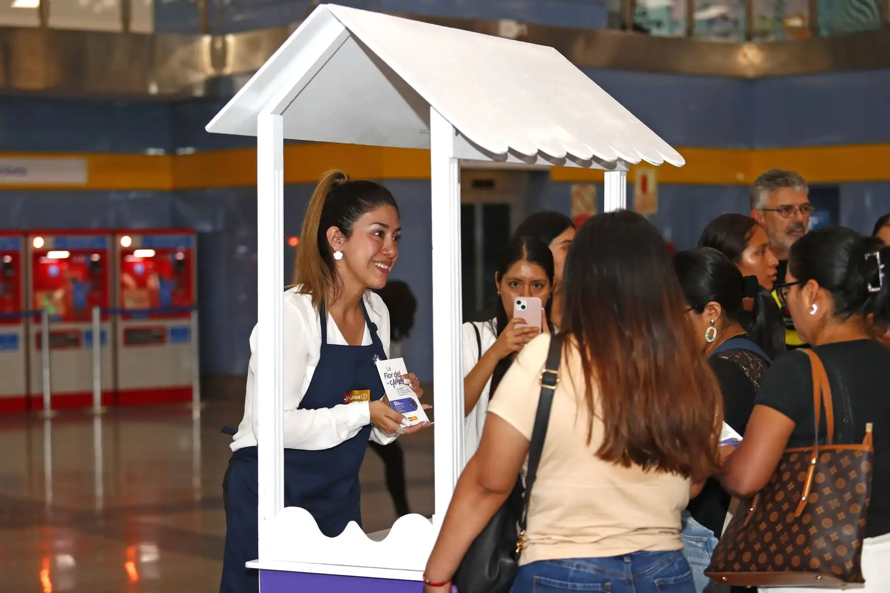 A solo un día de celebrarse el Día Internacional de la Mujer, la Línea 2 del Metro de Lima y Callao, desde la estación Evitamiento en Santa Anita, obsequió a las usuarias mujeres que transitaban por la ahí la Flor del Cambio, un simbólico pin de color azul para recordar a las mujeres en su día, y que era entregado desde un módulo instalado dentro de la estación. Foto: ANDINA/Daniel Bracamonte