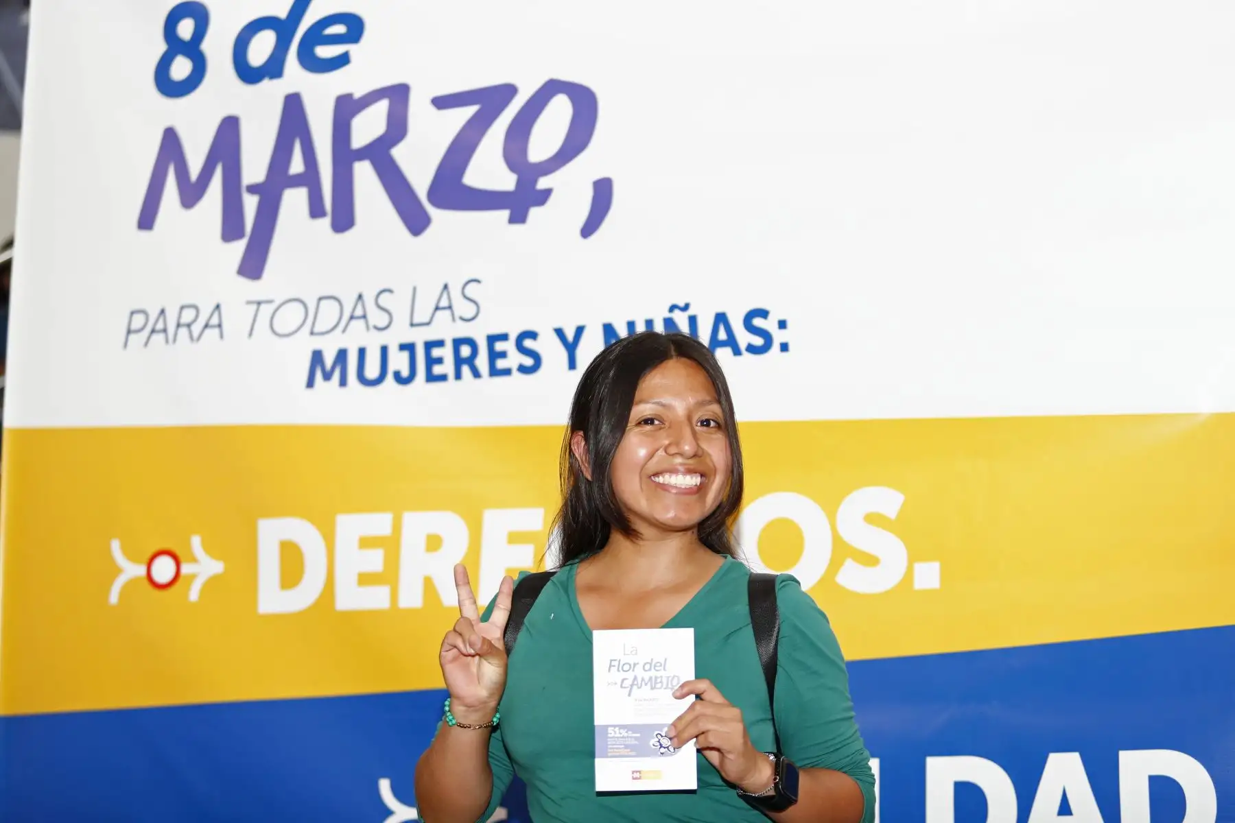 A solo un día de celebrarse el Día Internacional de la Mujer, la Línea 2 del Metro de Lima y Callao, desde la estación Evitamiento en Santa Anita, obsequió a las usuarias mujeres que transitaban por la ahí la Flor del Cambio, un simbólico pin de color azul para recordar a las mujeres en su día, y que era entregado desde un módulo instalado dentro de la estación. Foto: ANDINA/Daniel Bracamonte
