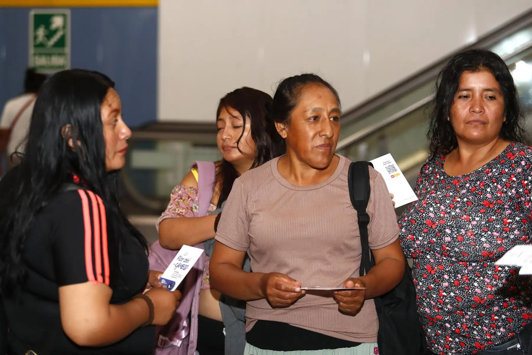 A solo un día de celebrarse el Día Internacional de la Mujer, la Línea 2 del Metro de Lima y Callao, desde la estación Evitamiento en Santa Anita, obsequió a las usuarias mujeres que transitaban por la ahí la Flor del Cambio, un simbólico pin de color azul para recordar a las mujeres en su día, y que era entregado desde un módulo instalado dentro de la estación. Foto: ANDINA/Daniel Bracamonte