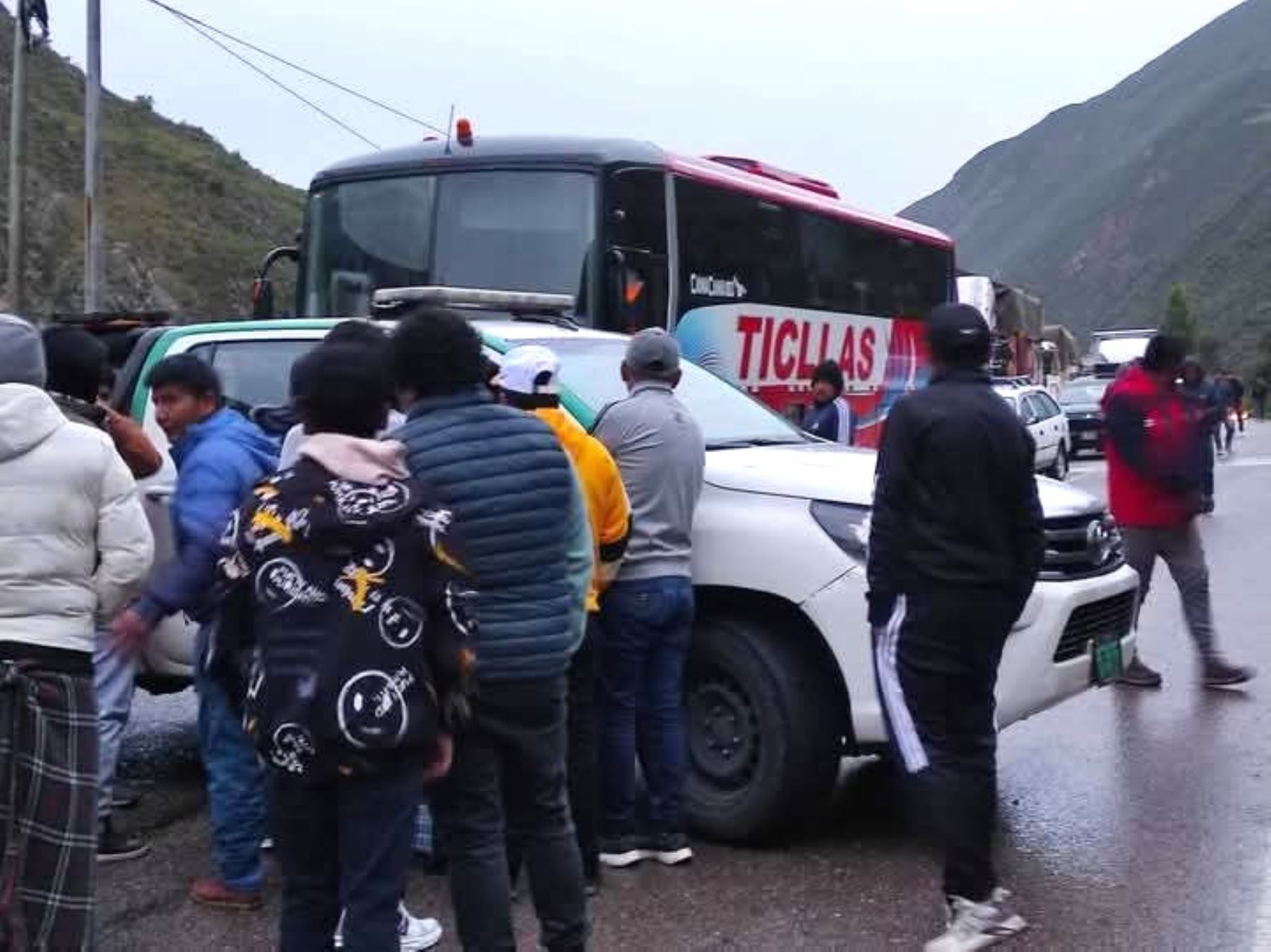 La caída de piedras y tierra bloqueó el tránsito en la carretera Ayacucho - Huancayo, afectando a decenas de vehículos que permanecieron varados durante varias horas. ANDINA/Difusión