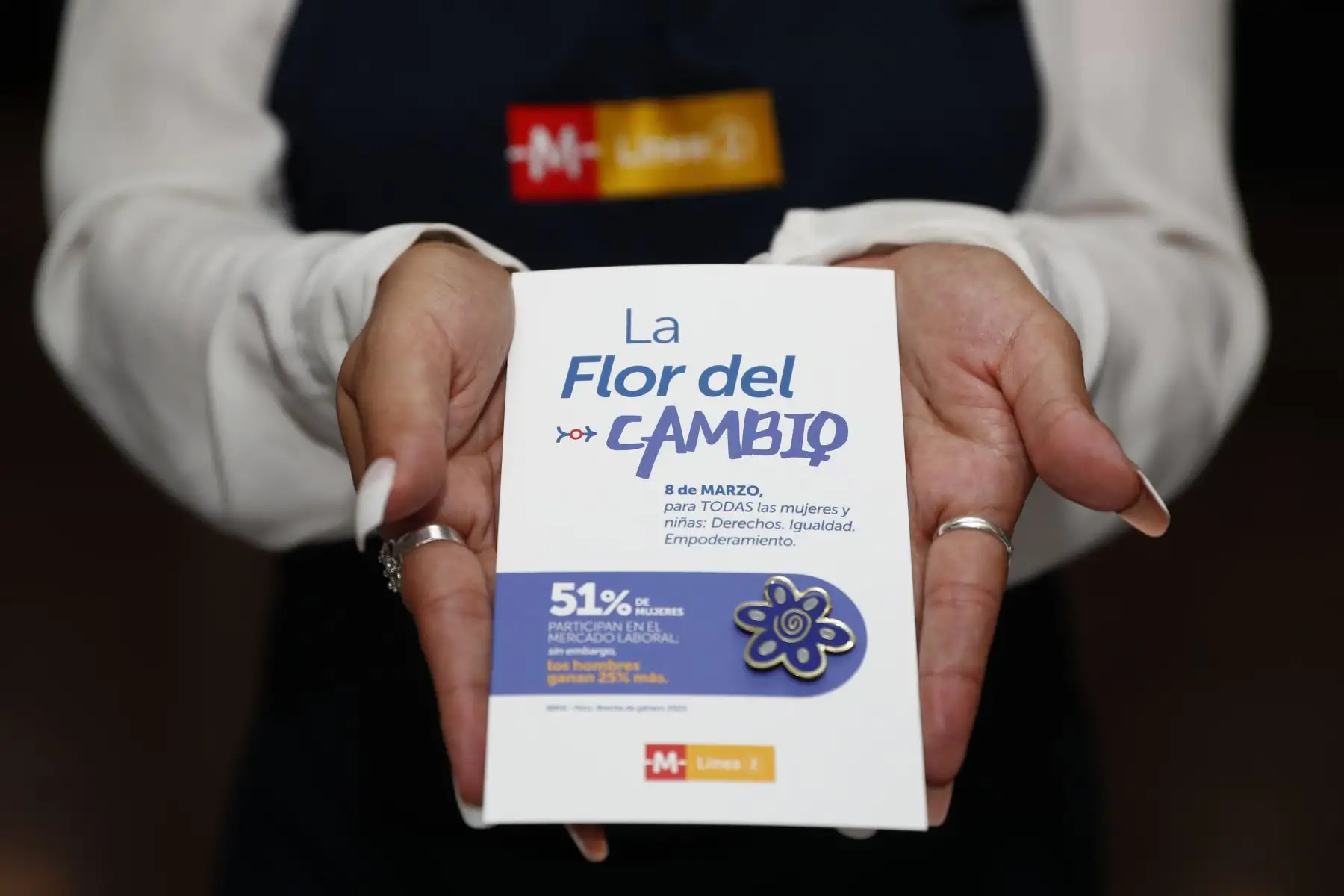 A solo un día de celebrarse el Día Internacional de la Mujer, la Línea 2 del Metro de Lima y Callao, desde la estación Evitamiento en Santa Anita, obsequió a las usuarias mujeres que transitaban por la ahí la Flor del Cambio, un simbólico pin de color azul para recordar a las mujeres en su día, y que era entregado desde un módulo instalado dentro de la estación. Foto: ANDINA/Daniel Bracamonte