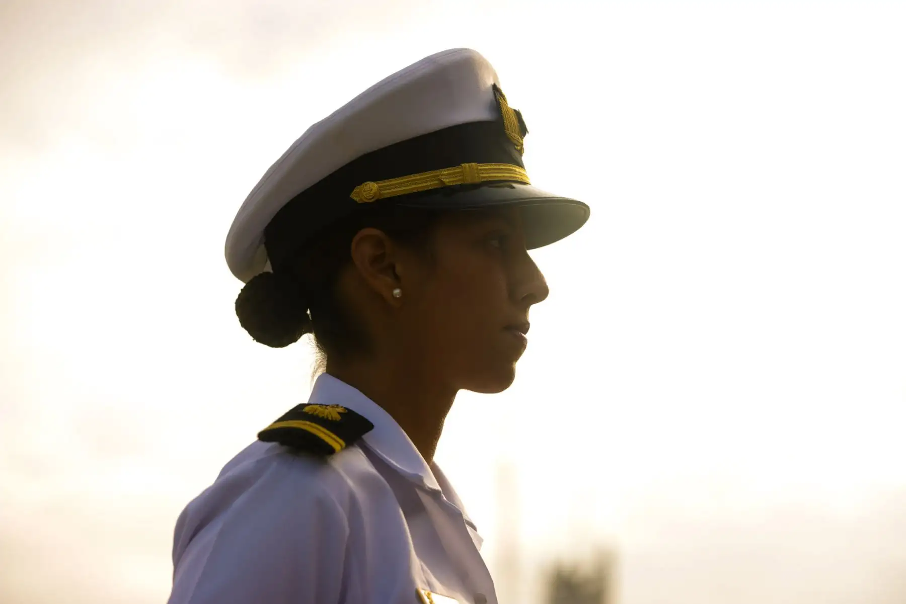 Por el Día de la Mujer Militar, la teniente segundo de Aviación Naval Brenda Cantoral Mathews y la teniente segundo submarinista Flor Rojas Padilla, de la Fuerza de Submarinos, comparten sus experiencias y el desafío de abrirse camino en especialidades históricamente masculinas. Su trayectoria demuestra que la vida militar ofrece múltiples oportunidades de desarrollo profesional para las mujeres, permitiéndoles alcanzar logros sobresalientes en diversas áreas. Foto: ANDINA/Luis Iparraguirre