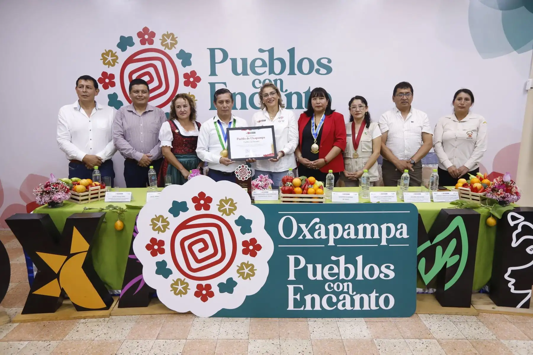 La viceministra de Turismo, Madeleine Burns, entregó la distinción de "Pueblo con Encanto" a Oxapampa, en la región Pasco, con el fin de fortalecer el modelo de desarrollo turístico sostenible de esa parte del país, en una emotiva ceremonia que contó con la participación de autoridades regionales y locales de Pasco. Foto: Mincetur