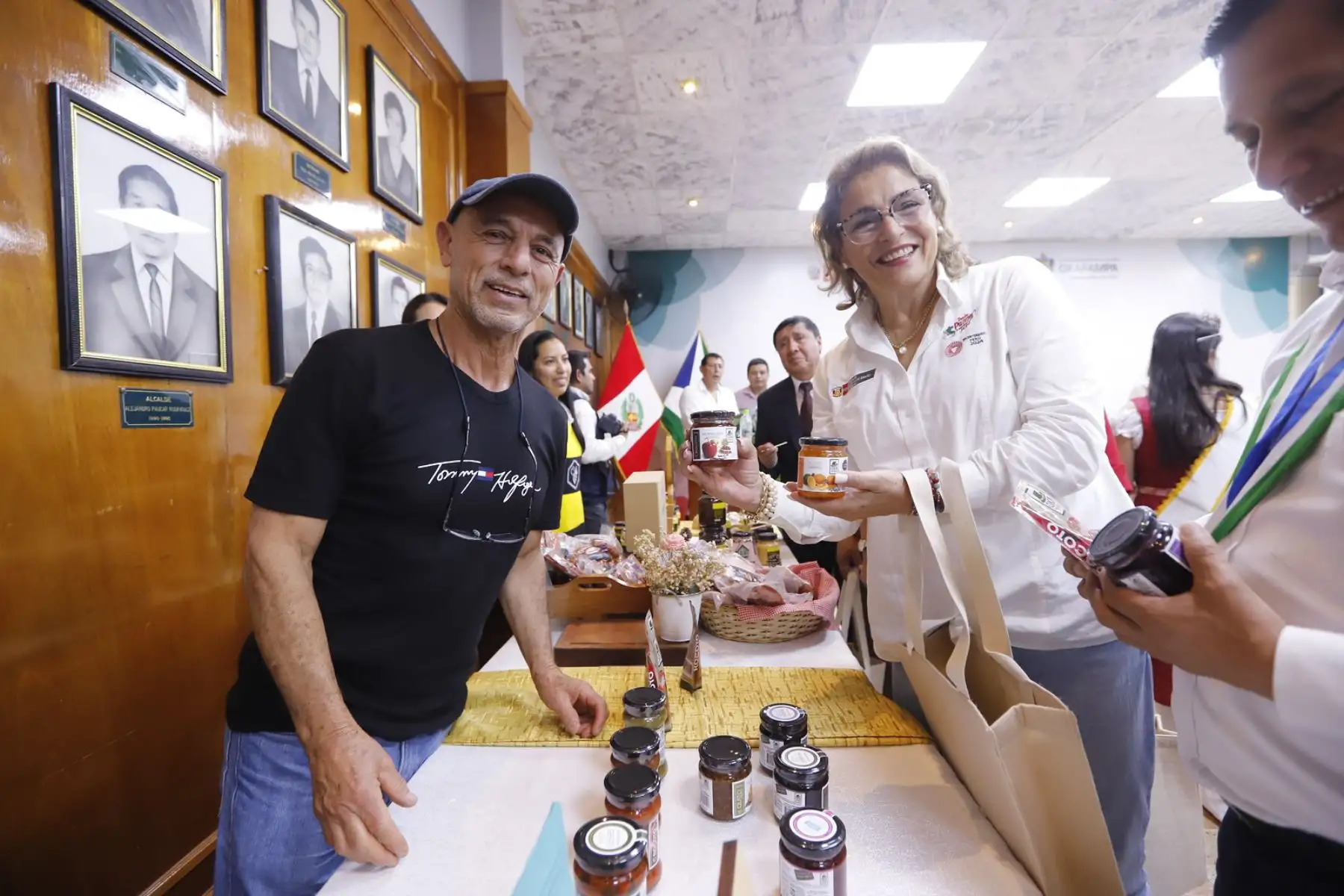 La viceministra de Turismo, Madeleine Burns, entregó la distinción de "Pueblo con Encanto" a Oxapampa, en la región Pasco, con el fin de fortalecer el modelo de desarrollo turístico sostenible de esa parte del país, en una emotiva ceremonia que contó con la participación de autoridades regionales y locales de Pasco. Foto: Mincetur