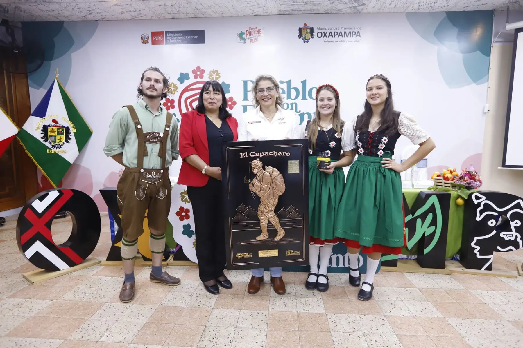 La viceministra de Turismo, Madeleine Burns, entregó la distinción de "Pueblo con Encanto" a Oxapampa, en la región Pasco, con el fin de fortalecer el modelo de desarrollo turístico sostenible de esa parte del país, en una emotiva ceremonia que contó con la participación de autoridades regionales y locales de Pasco. Foto: Mincetur