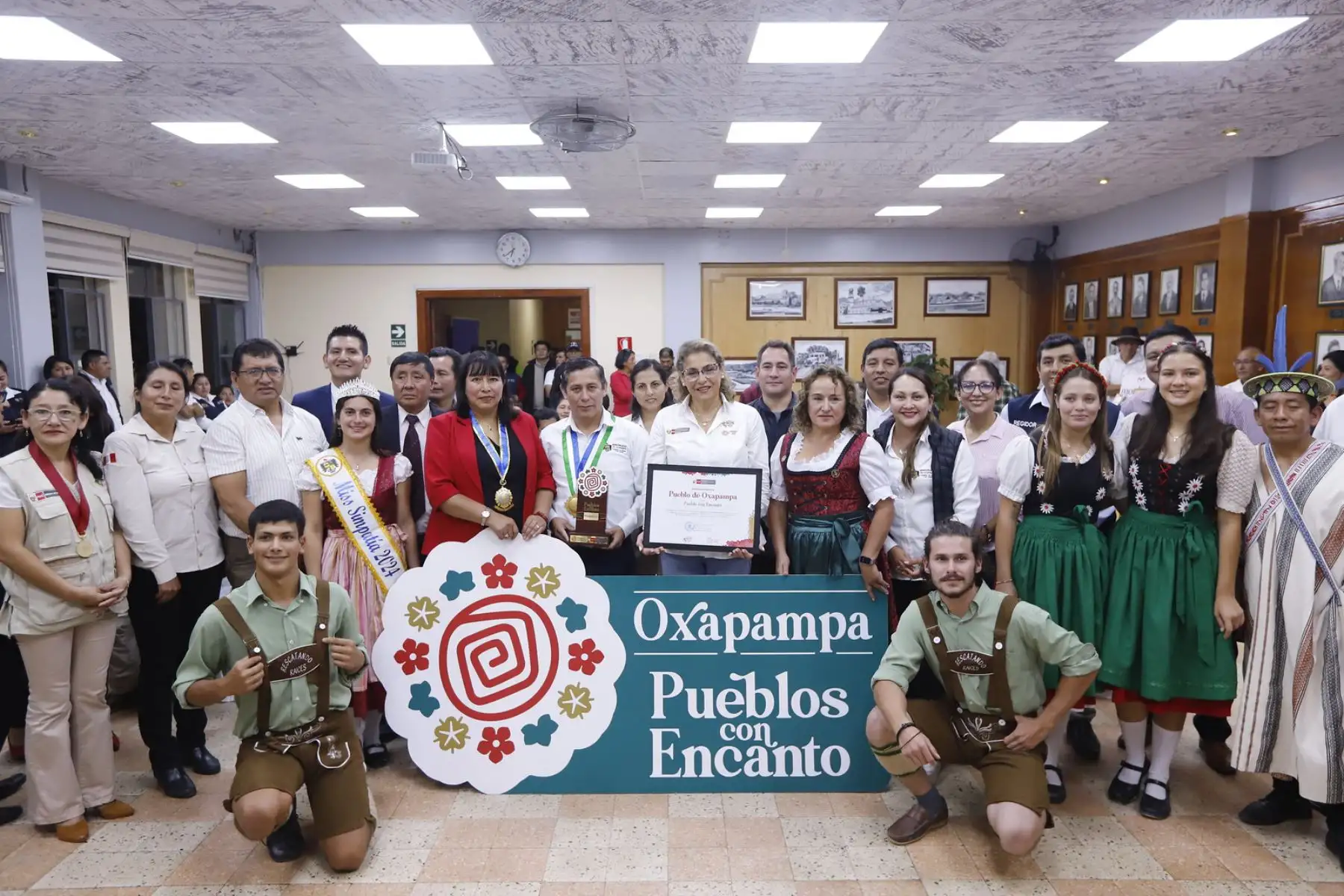 La viceministra de Turismo, Madeleine Burns, entregó la distinción de "Pueblo con Encanto" a Oxapampa, en la región Pasco, con el fin de fortalecer el modelo de desarrollo turístico sostenible de esa parte del país, en una emotiva ceremonia que contó con la participación de autoridades regionales y locales de Pasco. Foto: Mincetur
