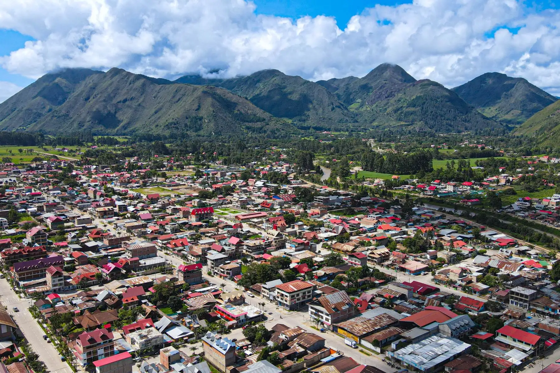 La viceministra de Turismo, Madeleine Burns, entregó la distinción de "Pueblo con Encanto" a Oxapampa, en la región Pasco, con el fin de fortalecer el modelo de desarrollo turístico sostenible de esa parte del país, en una emotiva ceremonia que contó con la participación de autoridades regionales y locales de Pasco. Foto: Mincetur
