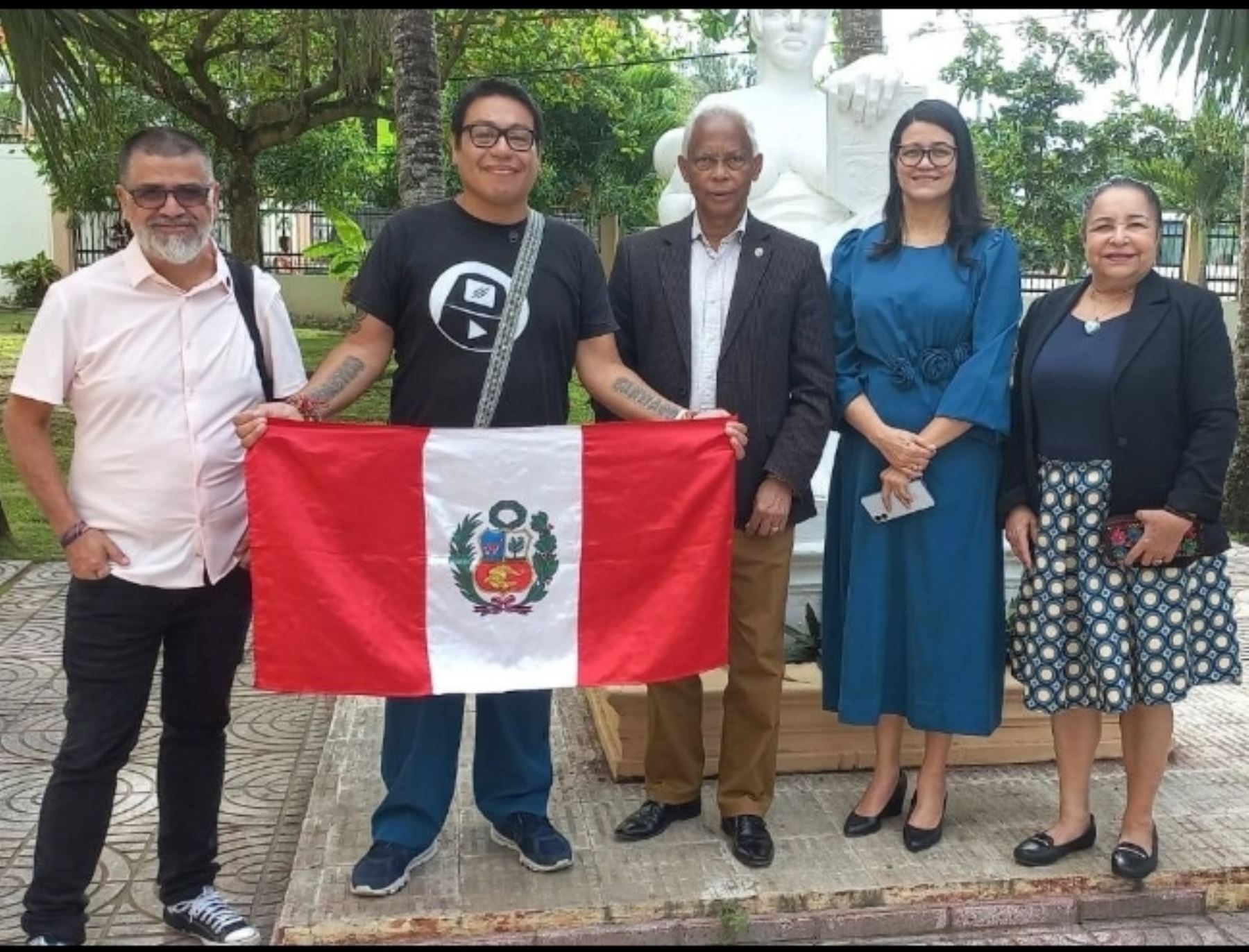 Realizan reconocimiento a escritor peruano en Universidad Autónoma de Santo Domingo.