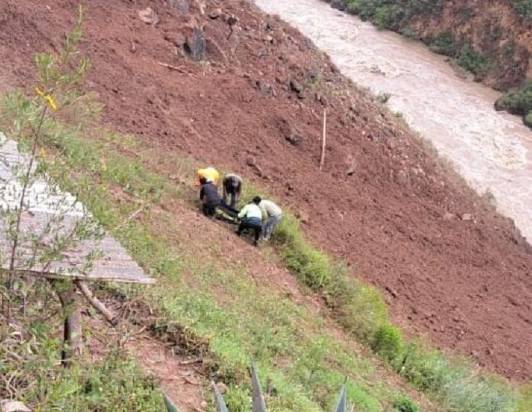 Una verdadera tragedia se vive en la provincia de Huamalíes, región Huánuco, a consecuencia de un huaico de grandes proporciones que sepultó una camioneta y dejó cinco personas fallecidas y cuatro heridas. ANDINA/Difusión