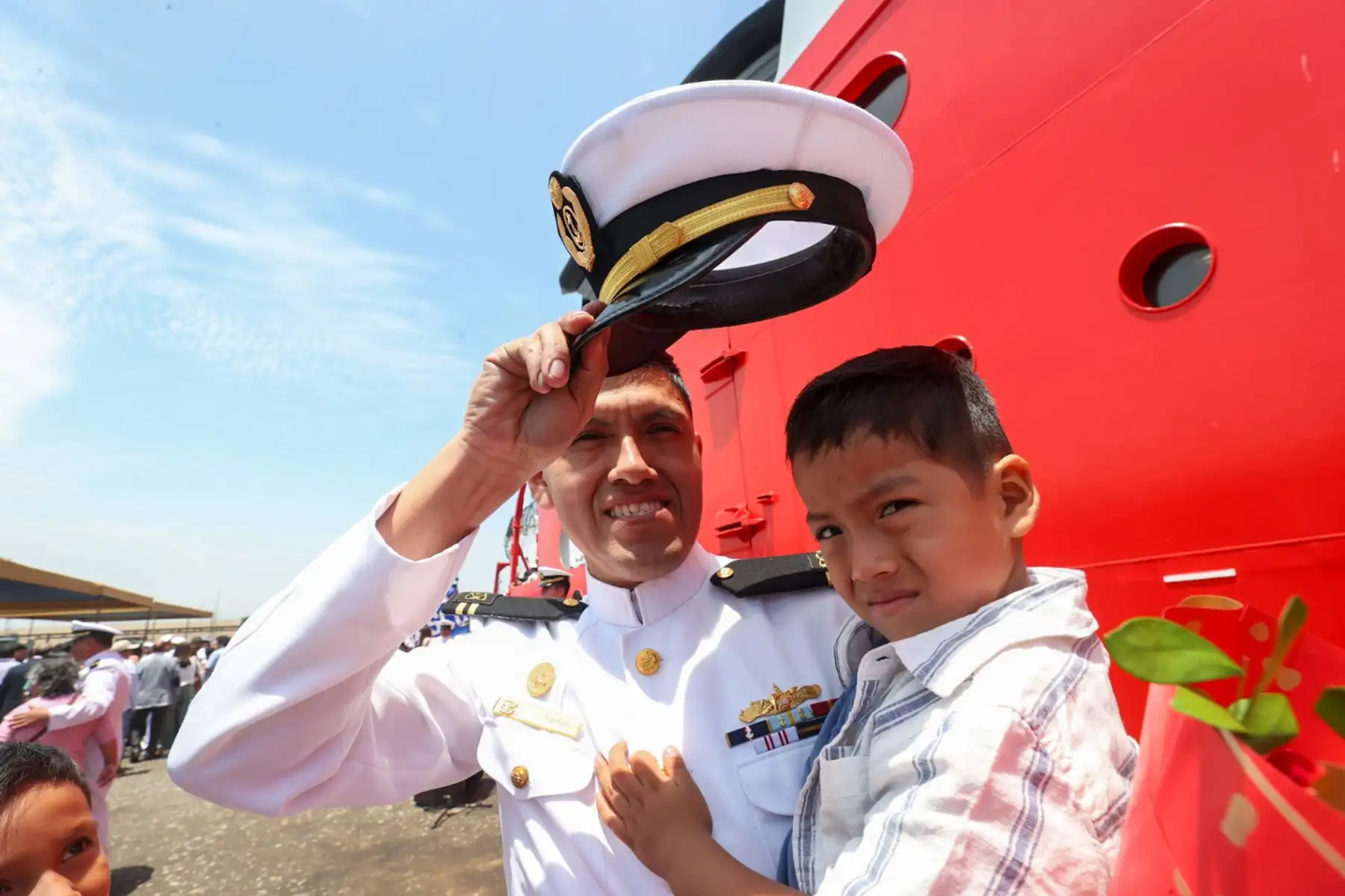 Marineros de la expedición a la Antártida del BAP Carrasco se reencuentran con sus familiares tras 108 días de los cuales 58 fueron de permanencia en el continente antártico.

Foto: ANDINA/Juan Carlos Guzmán Negrini