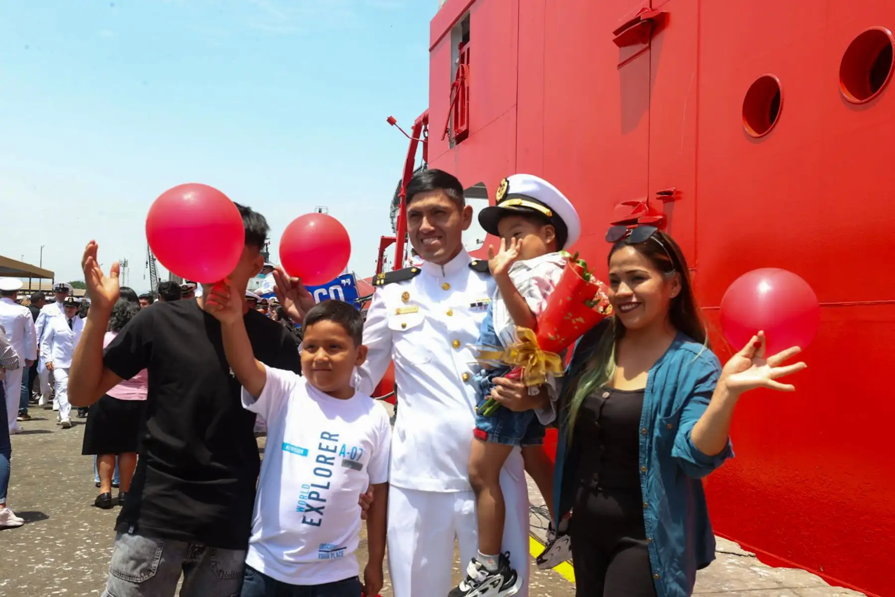 Marineros de la expedición a la Antártida del BAP Carrasco se reencuentran con sus familiares tras 108 días de los cuales 58 fueron de permanencia en el continente antártico.

Foto: ANDINA/Juan Carlos Guzmán Negrini