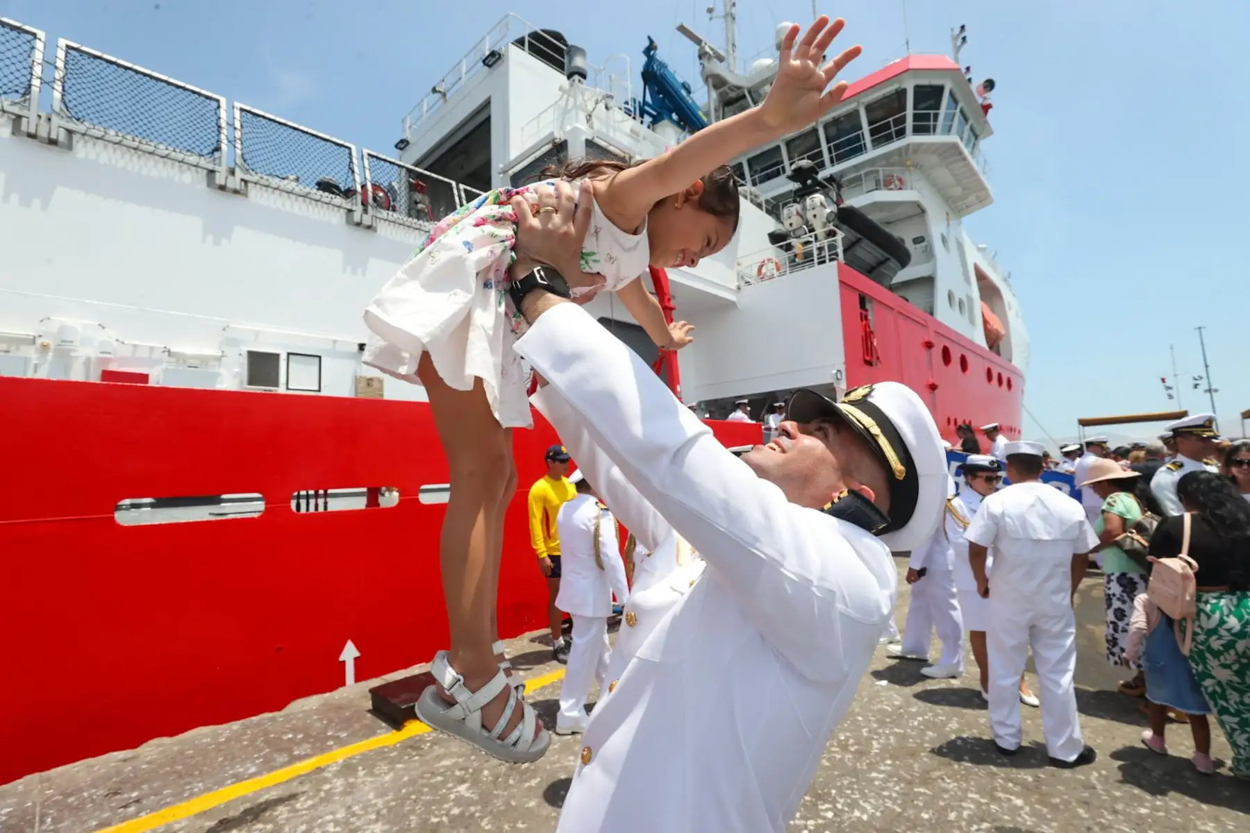 Marineros de la expedición a la Antártida del BAP Carrasco se reencuentran con sus familiares tras 108 días de los cuales 58 fueron de permanencia en el continente antártico.

Foto: ANDINA/Juan Carlos Guzmán Negrini