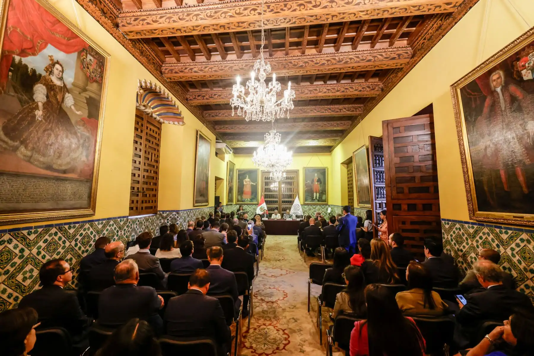 Autoridades y representantes diplomáticos destacaron el prestigio y la trayectoria de la Dra. Luz Ibáñez Carranza, subrayando su contribución al desarrollo del derecho penal internacional y su compromiso con la justicia global. Foto: ANDINA/Luis Iparraguirre