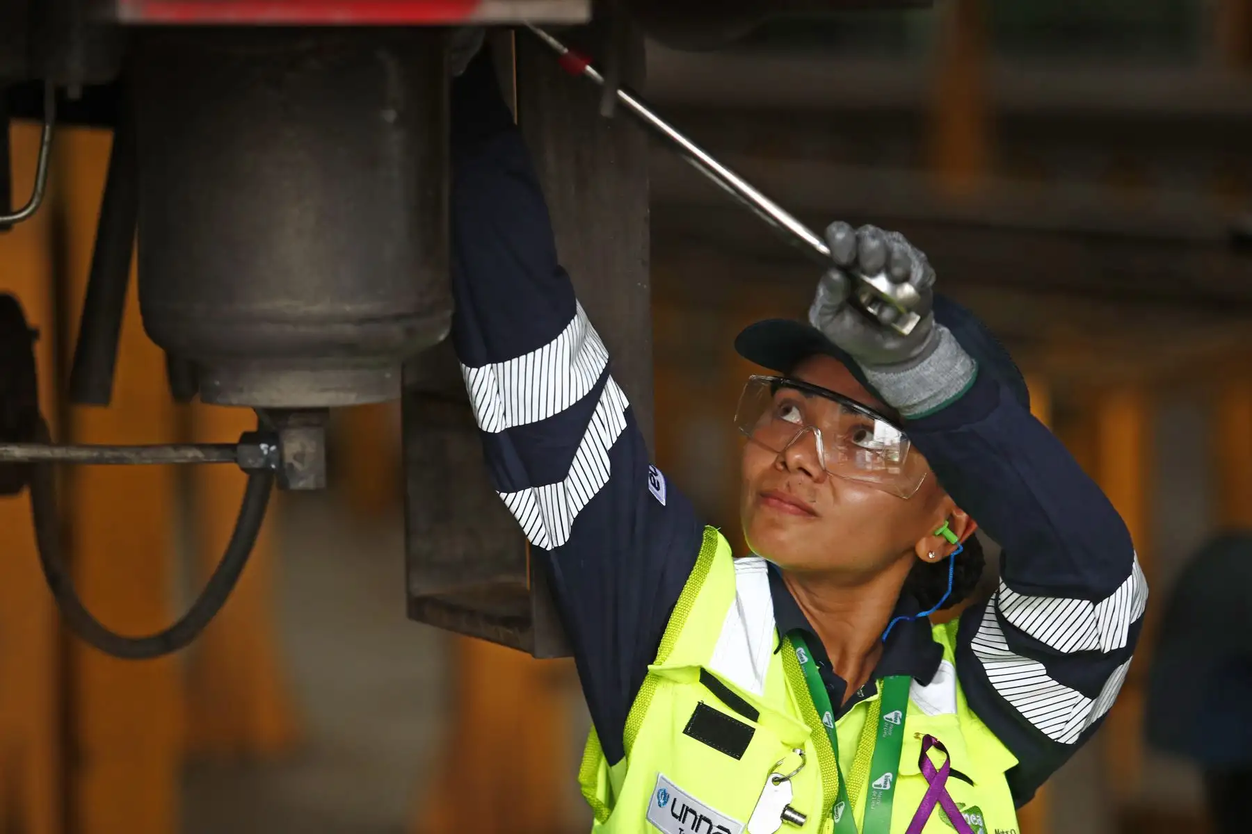 Ana Zúñiga Velásquez es una joven colombiana que se desempeña como mecánica de trenes en el patio taller de la Línea 1 del Metro de Lima, ubicado en Villa El Salvador, destacando por su buena labor profesional en el marco de las celebraciones por el Día Internacional de la Mujer. Foto: ANDINA/Daniel Bracamonte