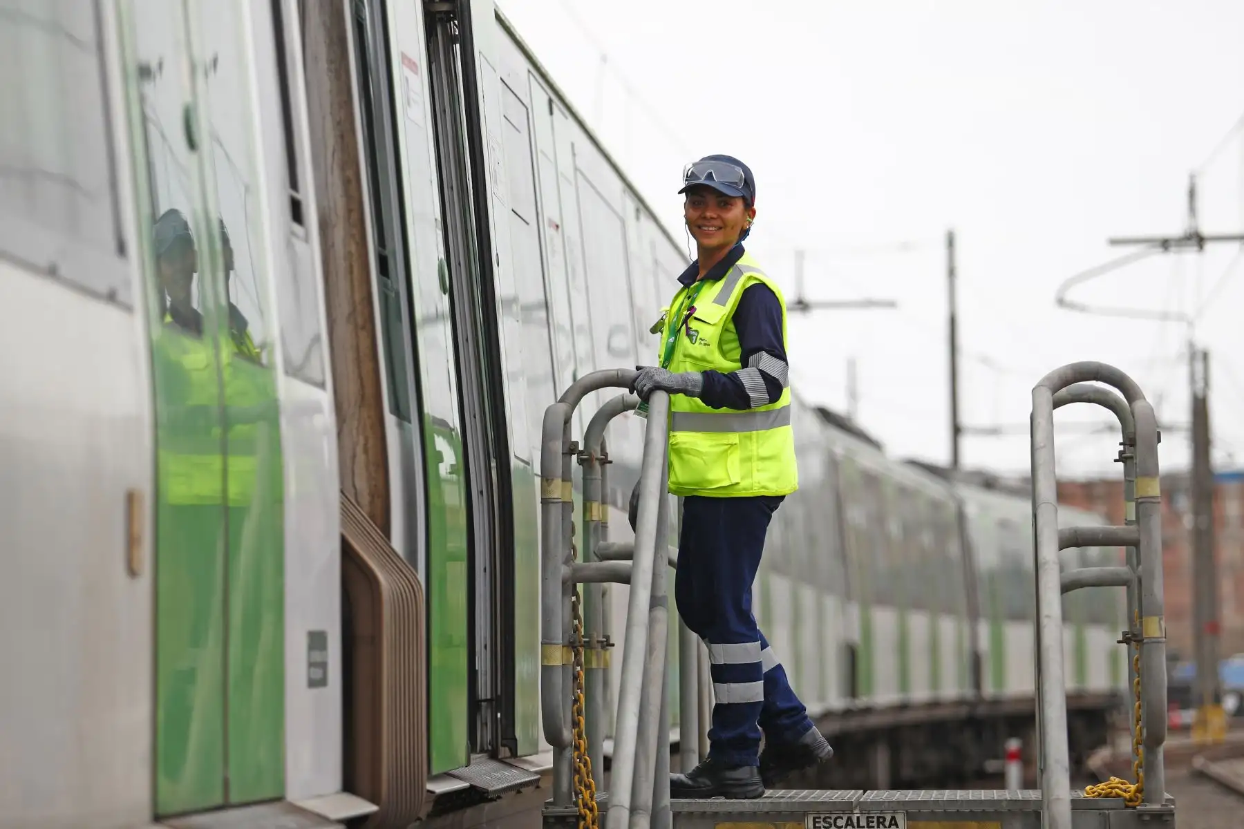 Ana Zúñiga Velásquez es una joven colombiana que se desempeña como mecánica de trenes en el patio taller de la Línea 1 del Metro de Lima, ubicado en Villa El Salvador, destacando por su buena labor profesional en el marco de las celebraciones por el Día Internacional de la Mujer. Foto: ANDINA/Daniel Bracamonte