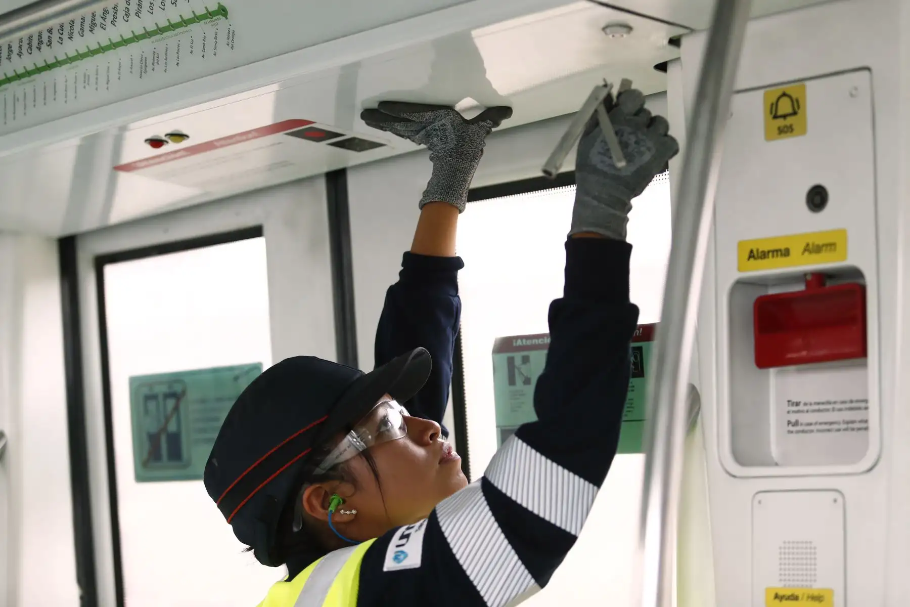 Michelle Esteban Rojas es una joven peruana que se desempeña como mecánica de trenes en el patio taller de la Línea 1 del Metro de Lima, ubicado en Villa El Salvador, destacando por su buena labor profesional en el marco de las celebraciones por el Día Internacional de la Mujer. Foto: ANDINA/Daniel Bracamonte