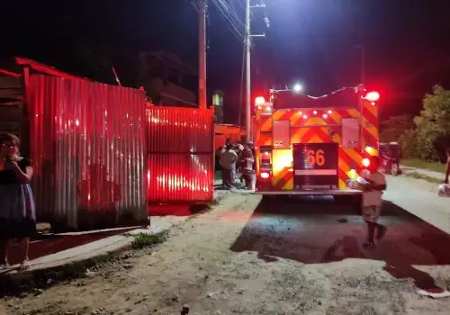 Varias unidades de bomberos y ambulancias se movilizaron para sofocar el incendio urbano registrado en Tumbes y que arrasó con seis viviendas.