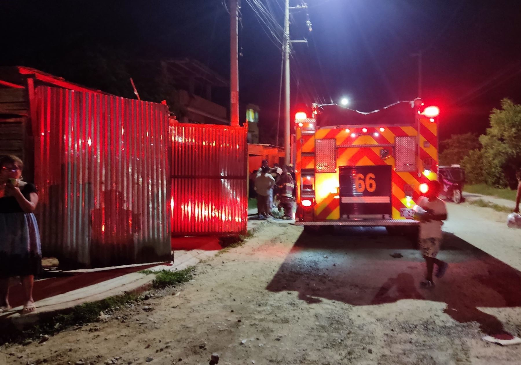 Varias unidades de bomberos y ambulancias se movilizaron para sofocar el incendio urbano registrado en Tumbes y que arrasó con seis viviendas.