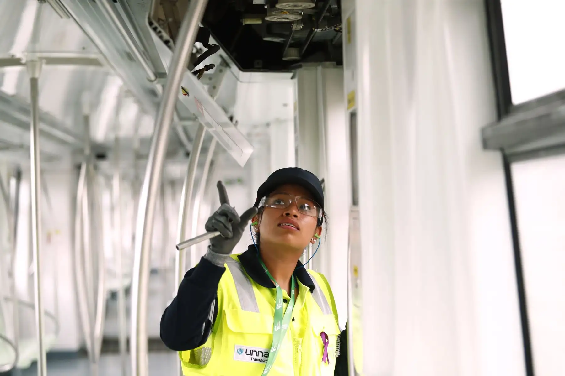 Michelle Esteban Rojas es una joven peruana que se desempeña como mecánica de trenes en el patio taller de la Línea 1 del Metro de Lima, ubicado en Villa El Salvador, destacando por su buena labor profesional en el marco de las celebraciones por el Día Internacional de la Mujer. Foto: ANDINA/Daniel Bracamonte
