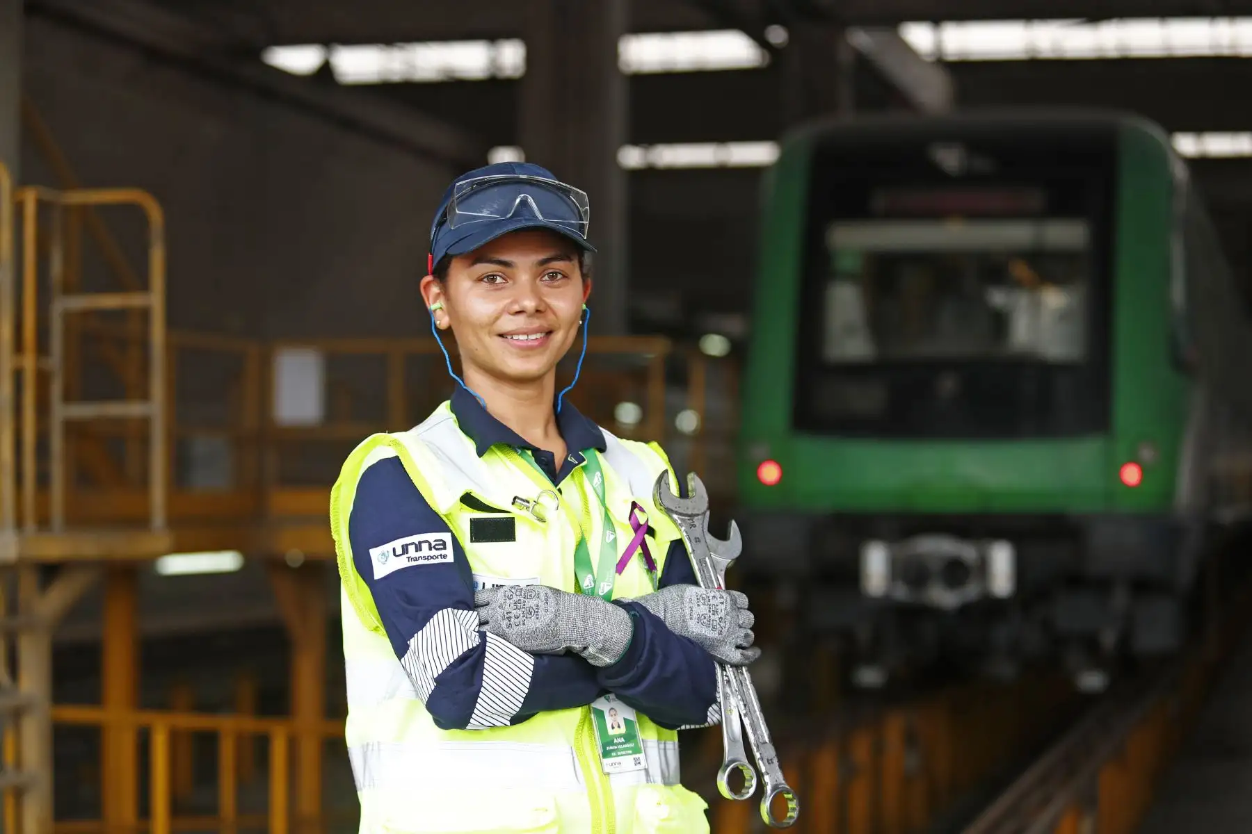 Ana Zúñiga Velásquez es una joven colombiana que se desempeña como mecánica de trenes en el patio taller de la Línea 1 del Metro de Lima, ubicado en Villa El Salvador, destacando por su buena labor profesional en el marco de las celebraciones por el Día Internacional de la Mujer. Foto: ANDINA/Daniel Bracamonte