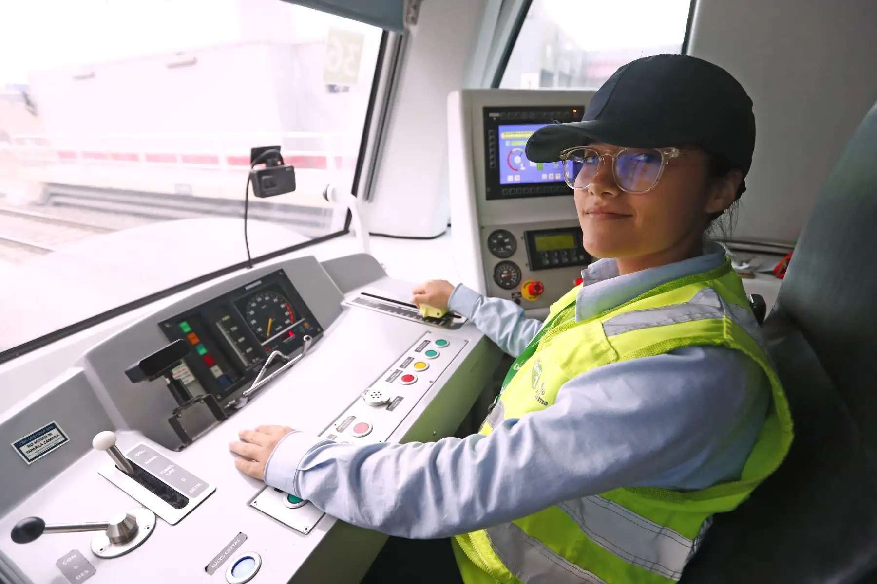 Yamira Ariana Merino Contreras es una joven de 22 años de edad, estudiante de contabilidad, que desde hace 2 años trabaja como conductora de trenes de la Línea 1 del Metro de Lima, destacando por su buena labor profesional en el marco de las celebraciones por el Día Internacional de la Mujer. Foto: ANDINA/Daniel Bracamonte