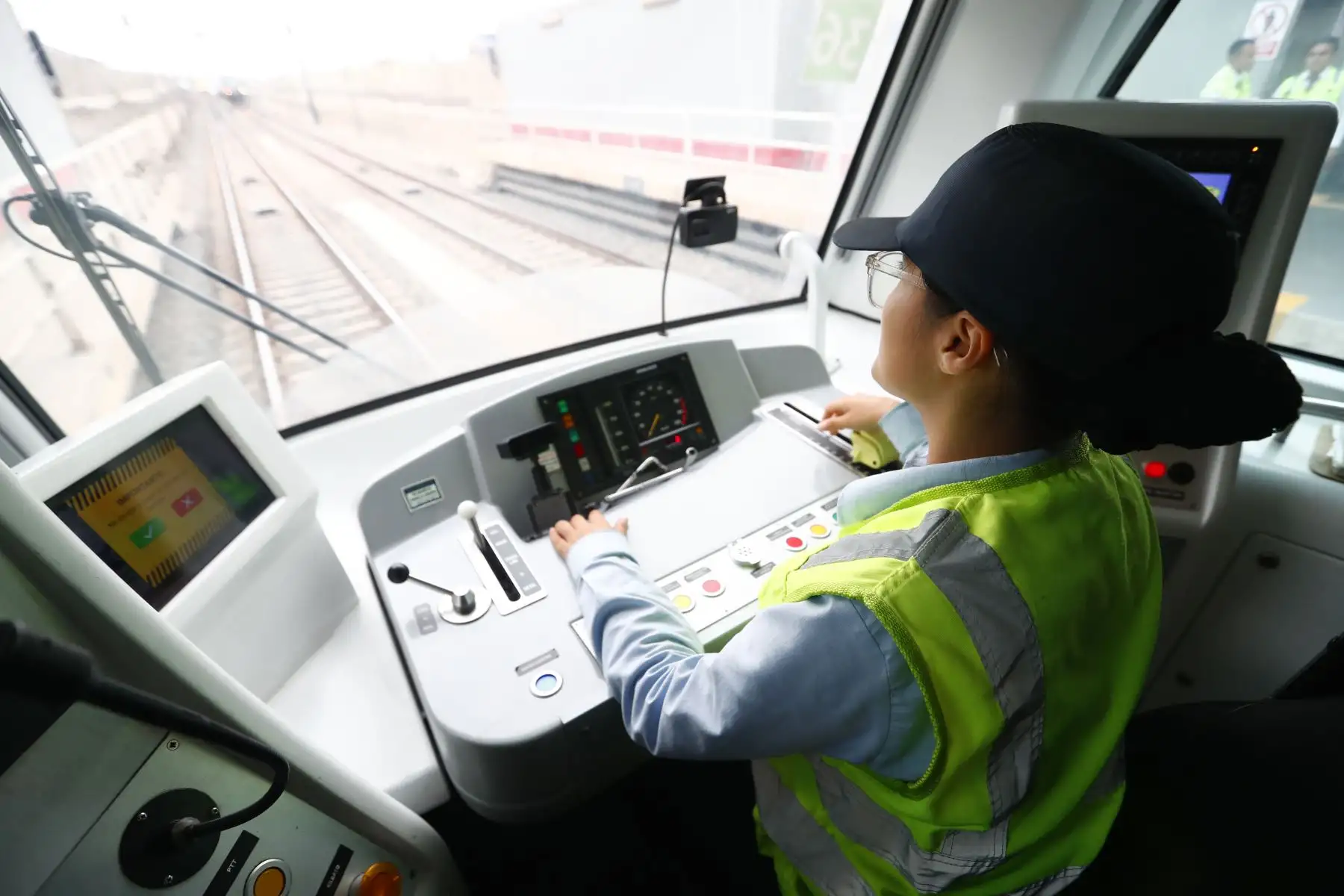 Abigail Génesis Guillén Torres es una joven de 24 años de edad, estudiante de ingeniería industrial, que desde hace casi 2 años trabaja como conductora de trenes de la Línea 1 del Metro de Lima, destacando por su buena labor profesional en el marco de las celebraciones por el Día Internacional de la Mujer. Foto: ANDINA/Daniel Bracamonte