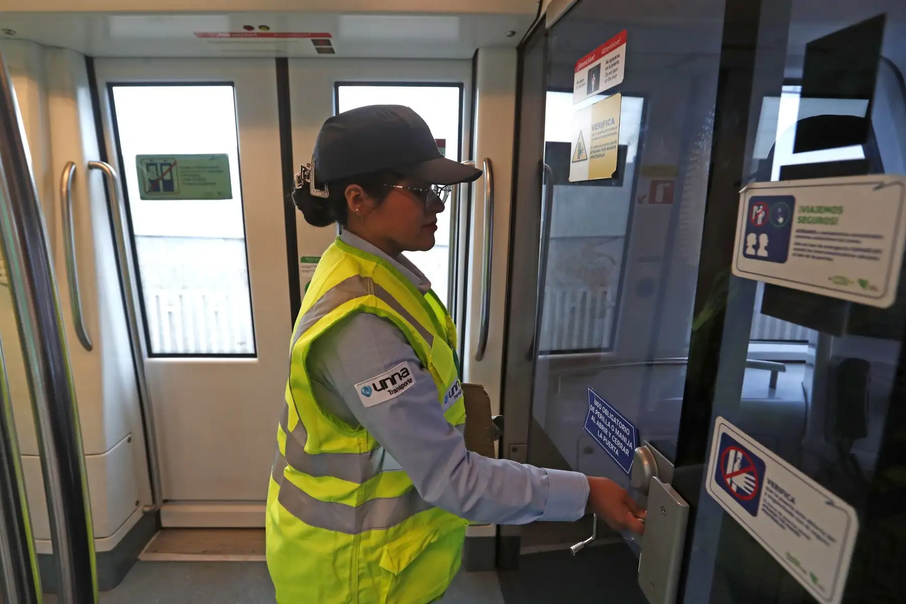 Abigail Génesis Guillén Torres es una joven de 24 años de edad, estudiante de ingeniería industrial, que desde hace casi 2 años trabaja como conductora de trenes de la Línea 1 del Metro de Lima, destacando por su buena labor profesional en el marco de las celebraciones por el Día Internacional de la Mujer. Foto: ANDINA/Daniel Bracamonte