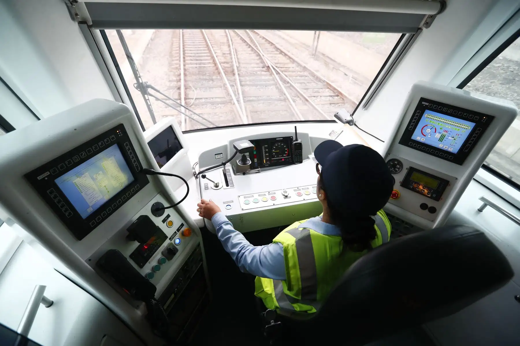 Sarai Fiorella Hilario Pantaleón es una joven de 22 años de edad, estudiante de administración de negocios internacionales, que actualmente trabaja como conductora de trenes de la Línea 1 del Metro de Lima, destacando por su buena labor profesional en el marco de las celebraciones por el Día Internacional de la Mujer. Foto: ANDINA/Daniel Bracamonte