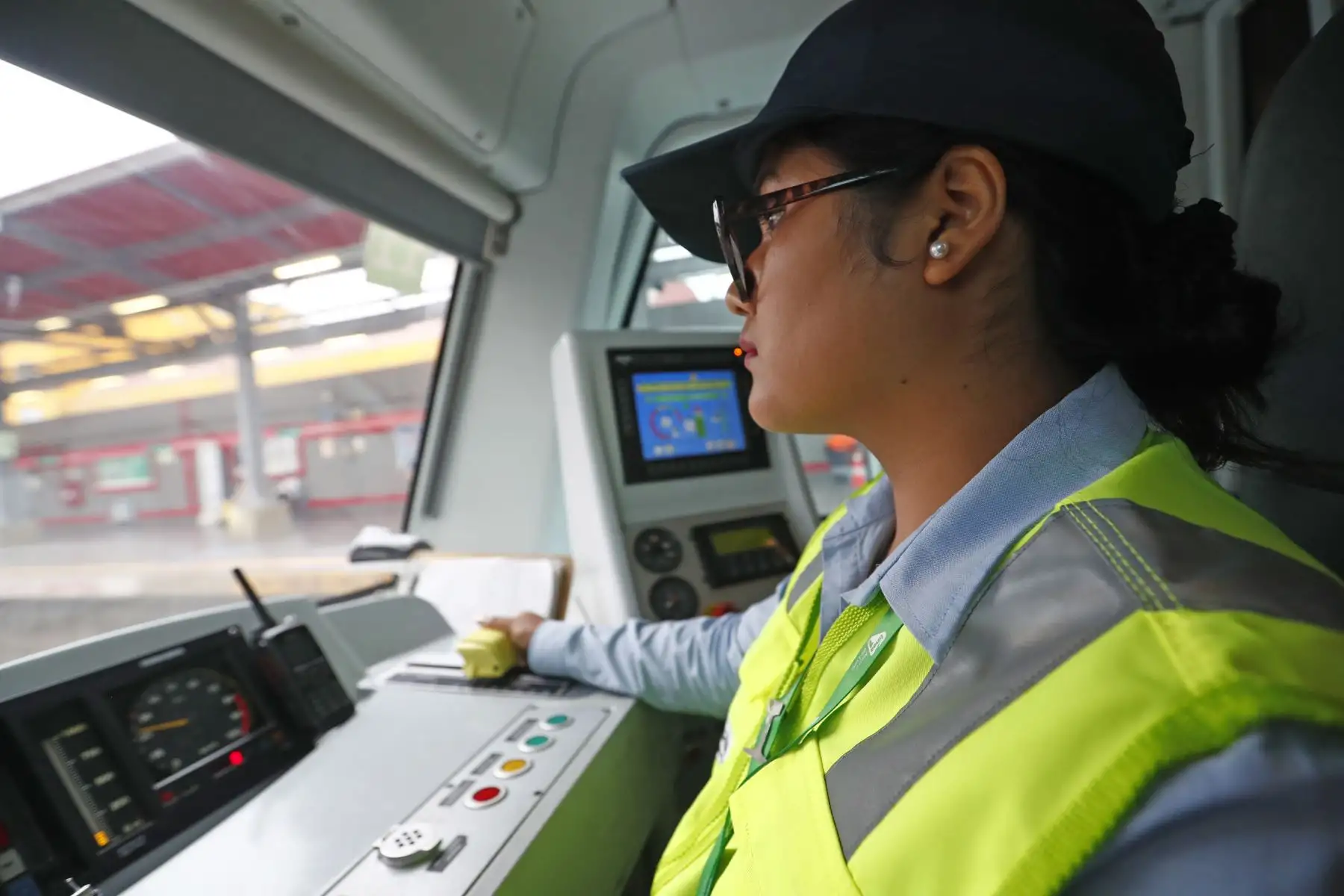 Sarai Fiorella Hilario Pantaleón es una joven de 22 años de edad, estudiante de administración de negocios internacionales, que actualmente trabaja como conductora de trenes de la Línea 1 del Metro de Lima, destacando por su buena labor profesional en el marco de las celebraciones por el Día Internacional de la Mujer. Foto: ANDINA/Daniel Bracamonte