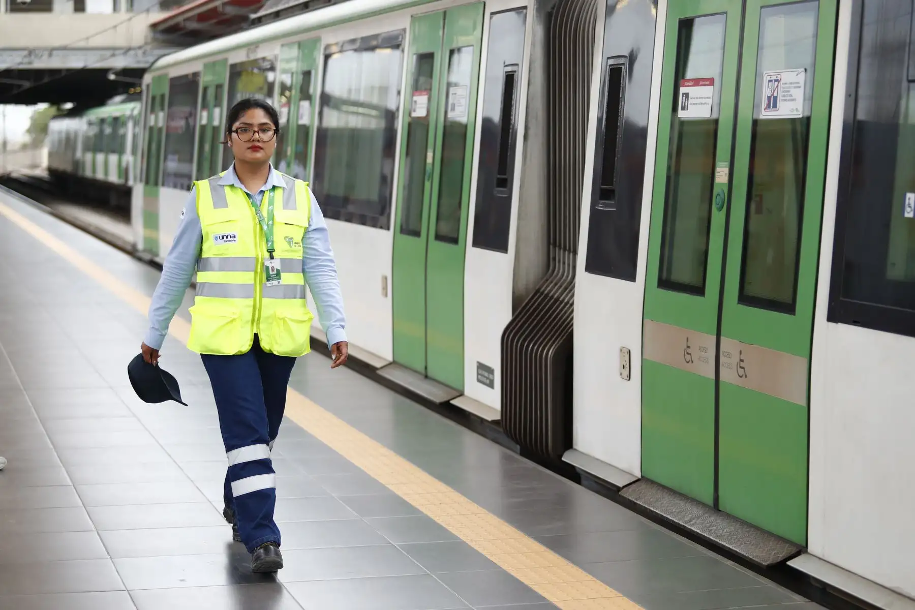 Sarai Fiorella Hilario Pantaleón es una joven de 22 años de edad, estudiante de administración de negocios internacionales, que actualmente trabaja como conductora de trenes de la Línea 1 del Metro de Lima, destacando por su buena labor profesional en el marco de las celebraciones por el Día Internacional de la Mujer. Foto: ANDINA/Daniel Bracamonte